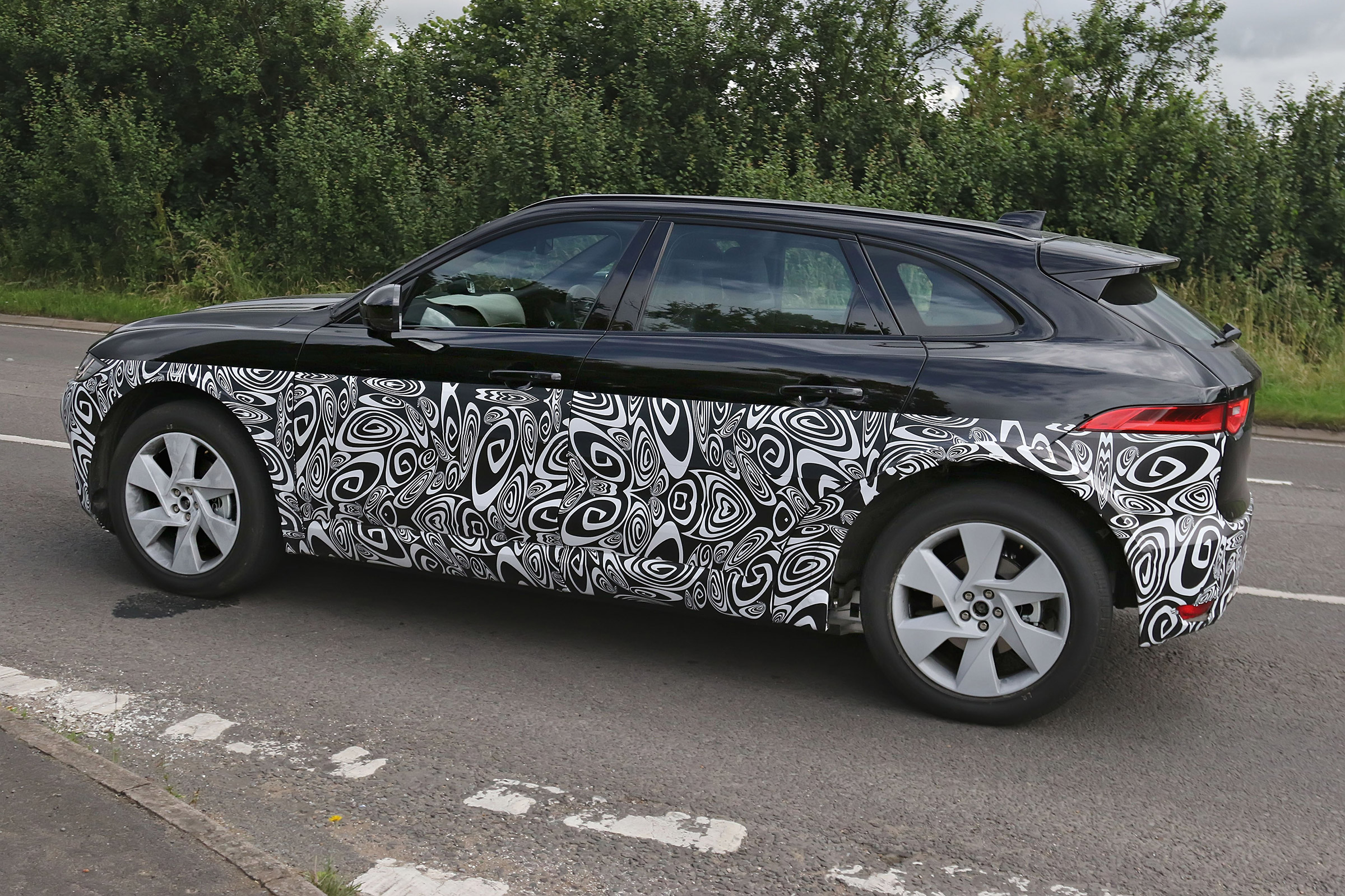 Jaguar baby F-Pace - rear action