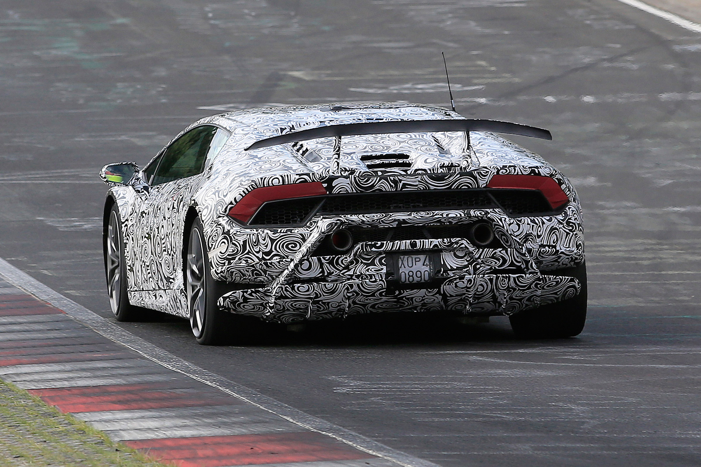 Lamborghini Huracan Superleggera spy shot - full rear