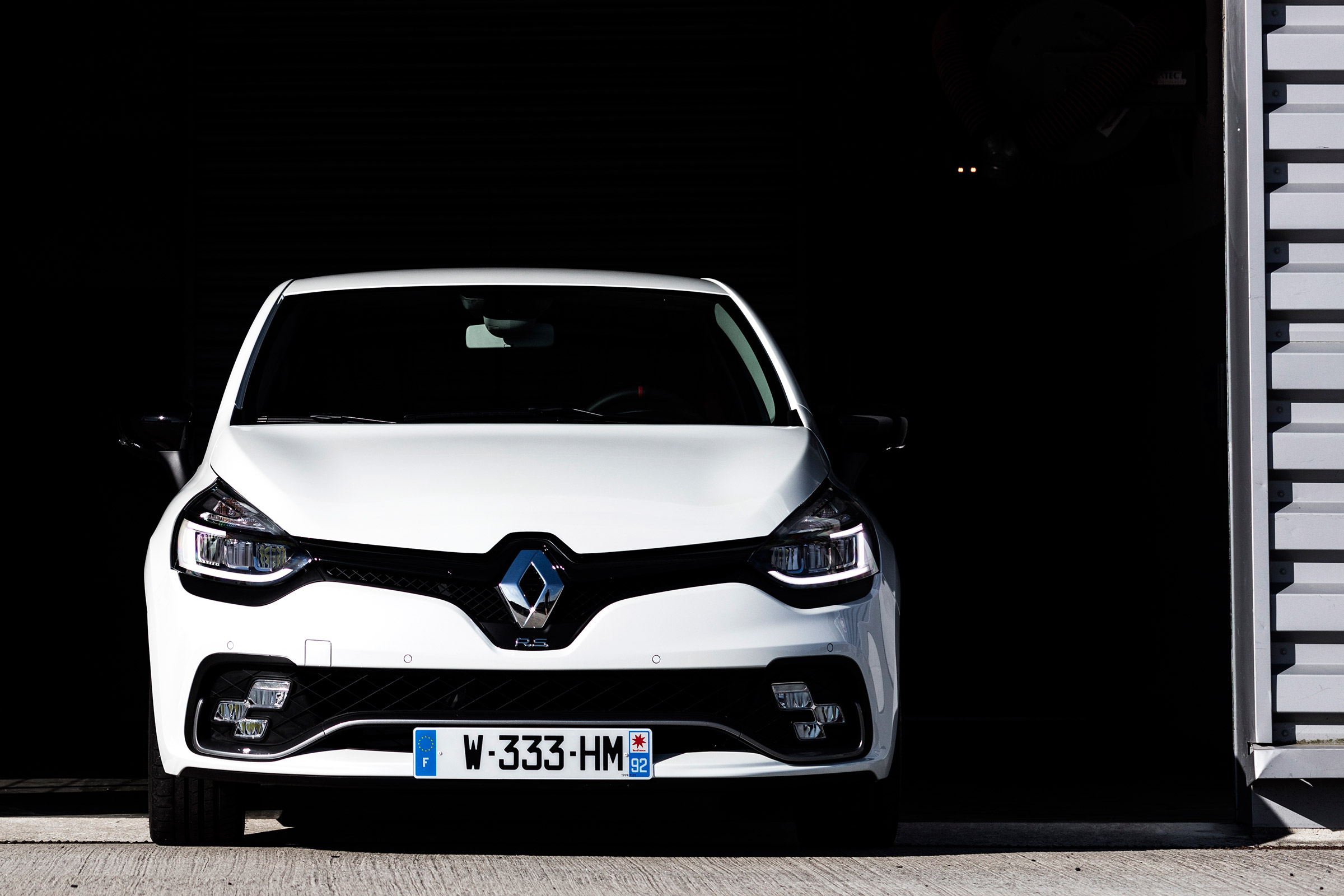 Renaultsport Clio 220 Trophy - front garage