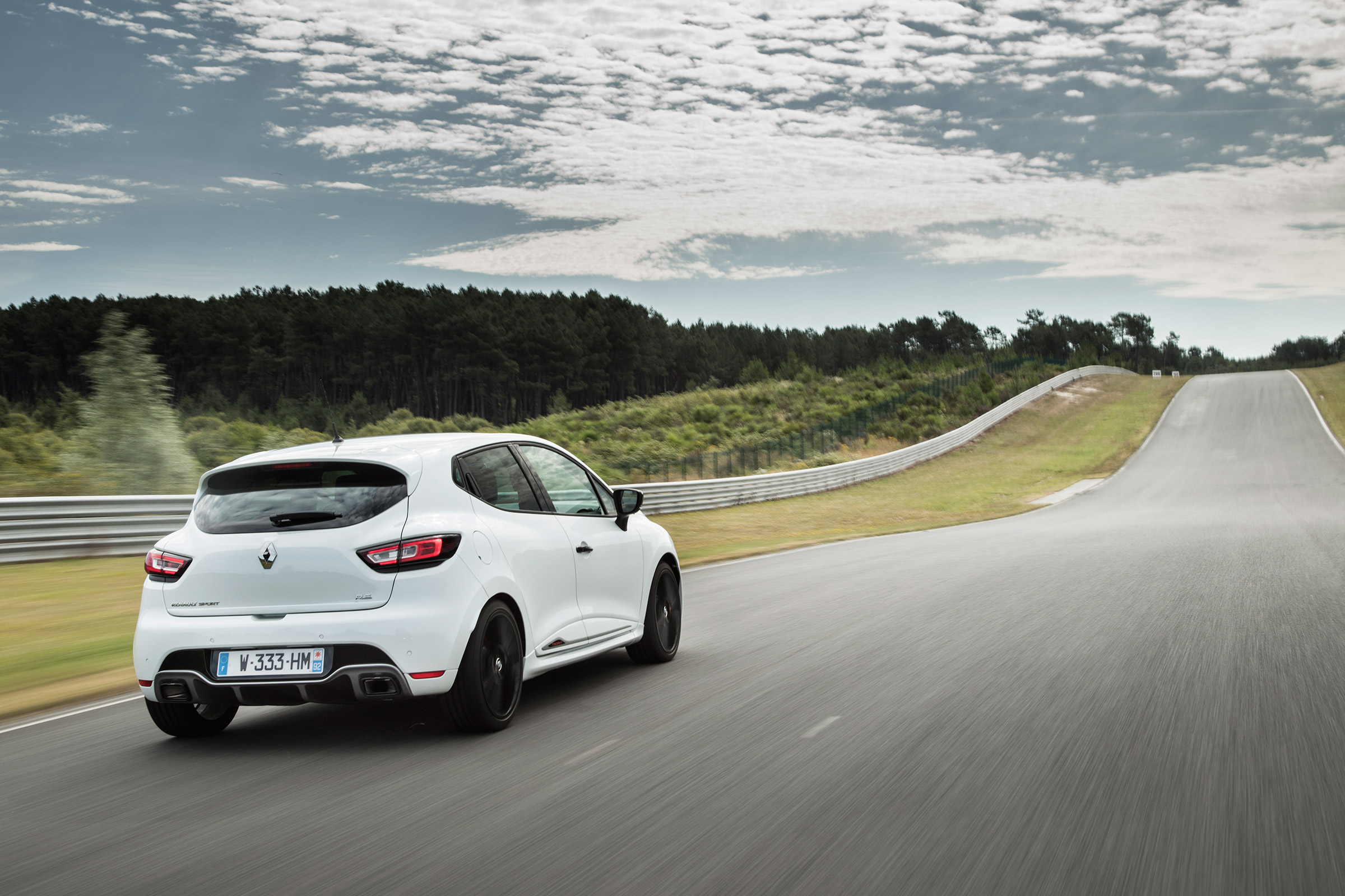 Renaultsport Clio 220 Trophy - rear panning