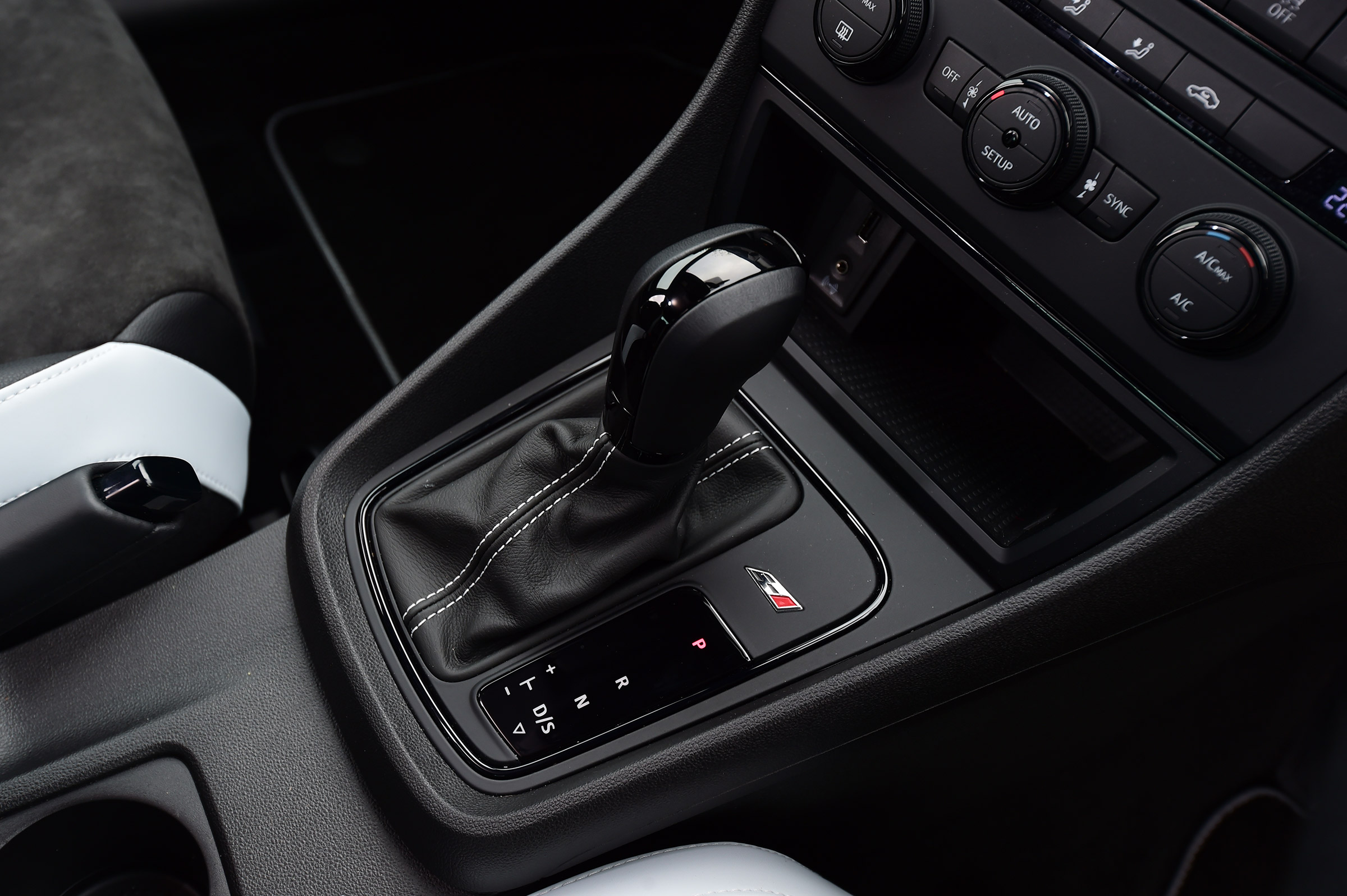 SEAT Leon Cupra 290 - centre console