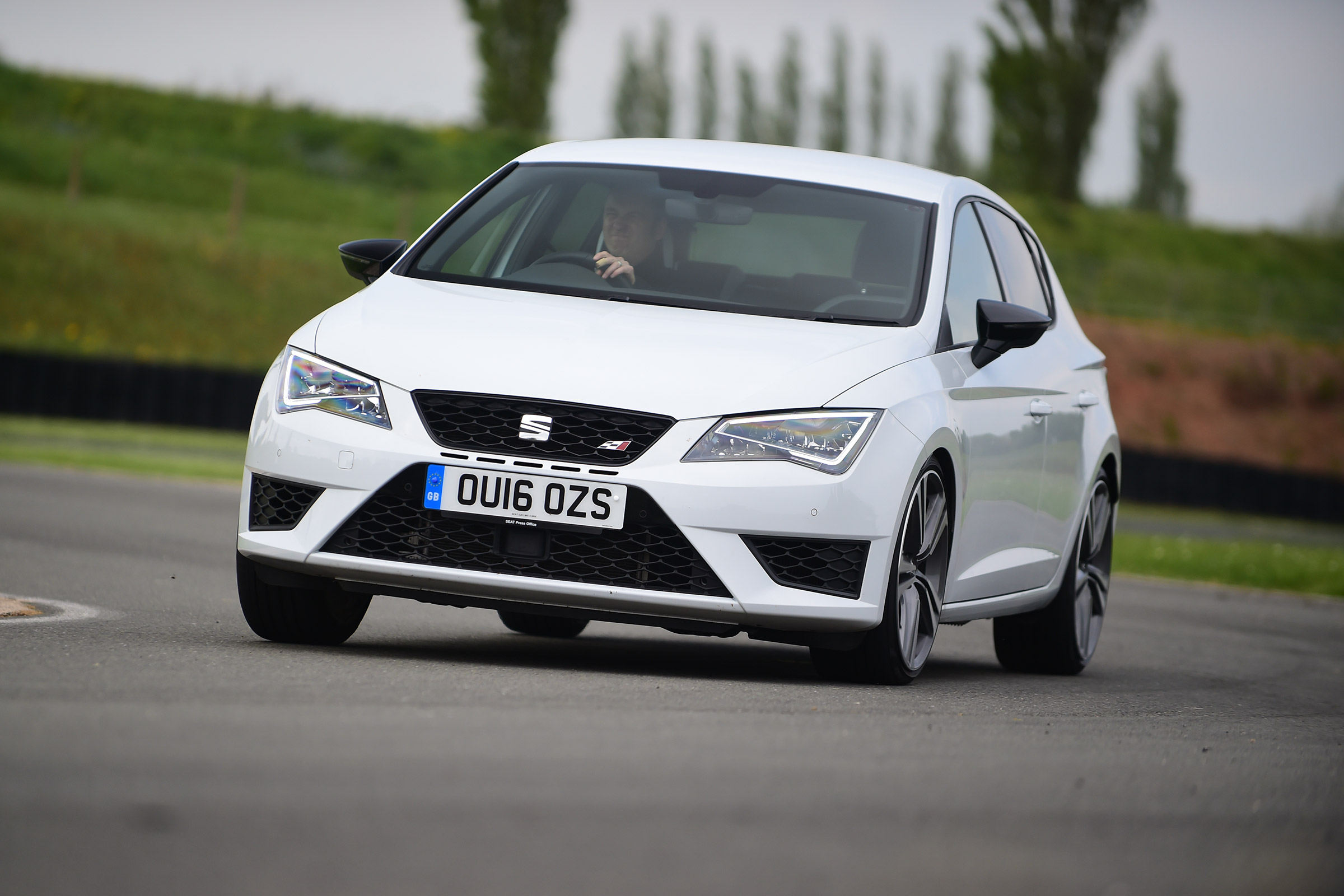 SEAT Leon Cupra 290 - front cornering