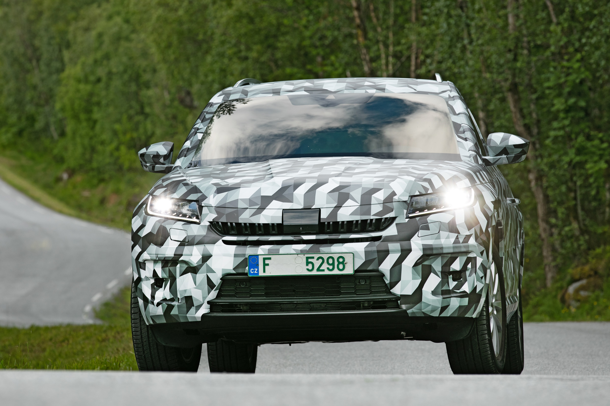 Skoda Kodiaq disguised - front cornering
