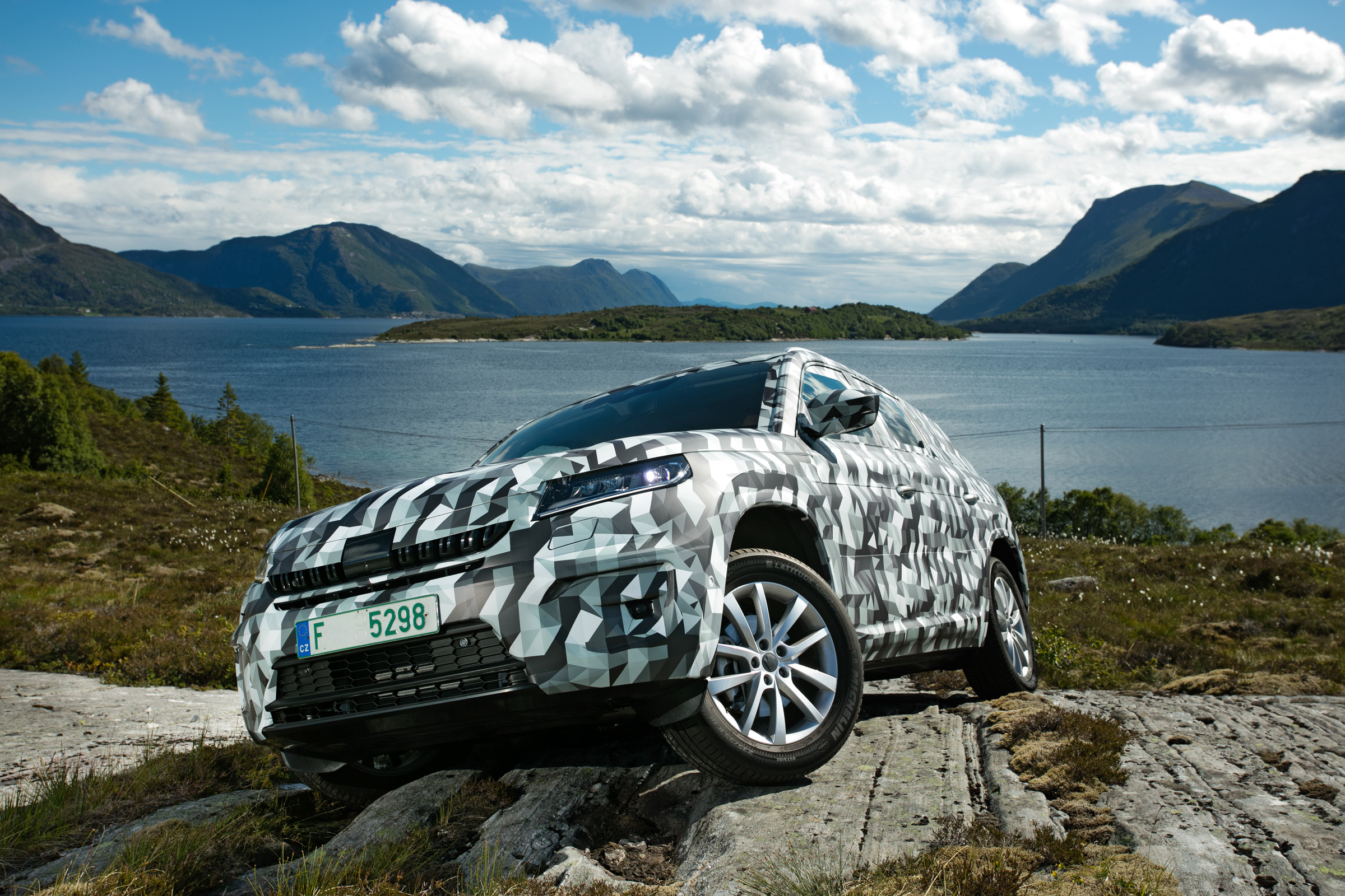 Skoda Kodiaq disguised - over rocks