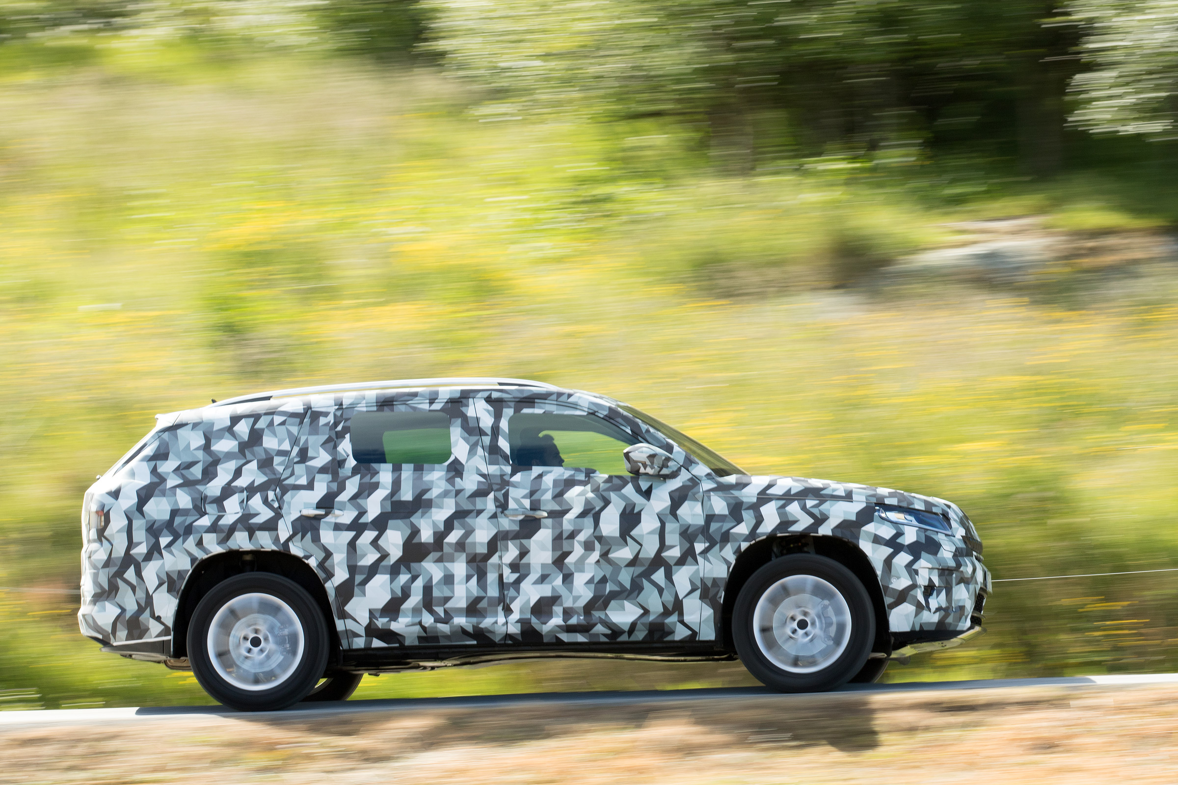 Skoda Kodiaq disguised - side tracking