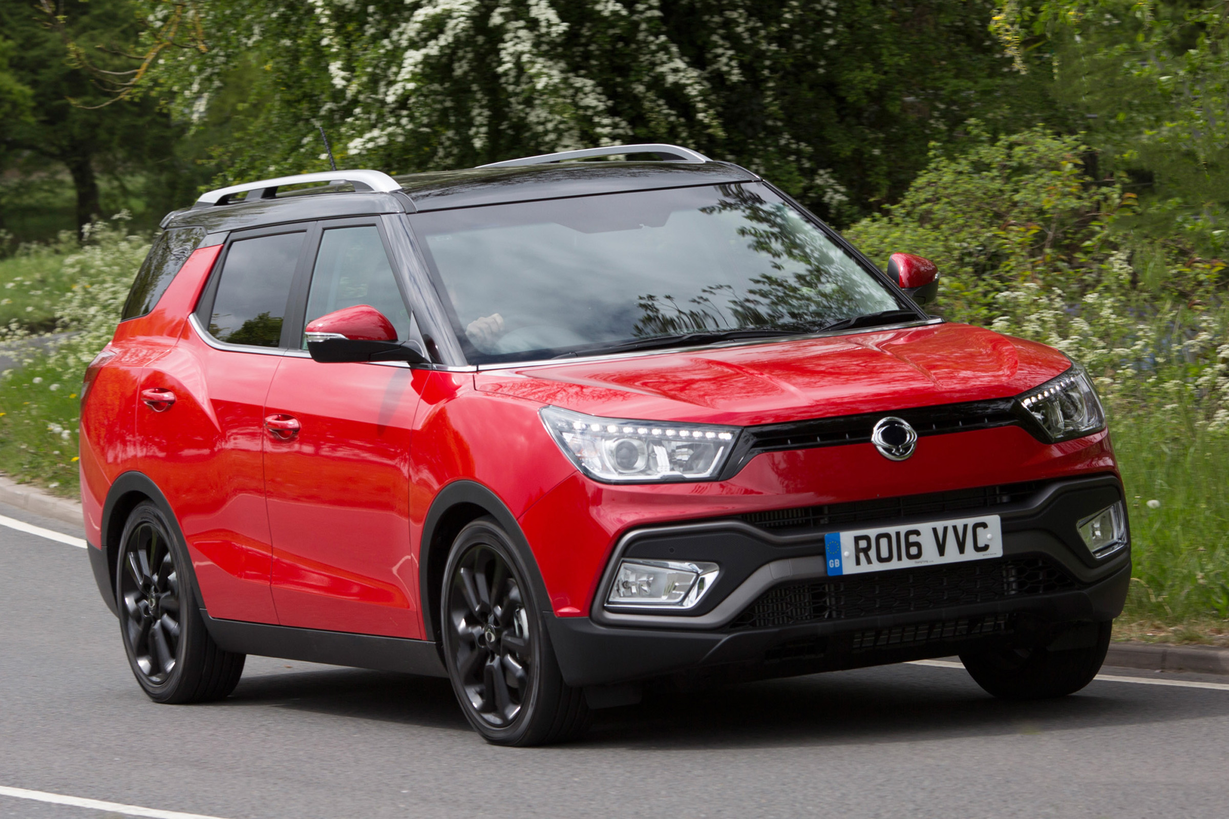 SsangYong Tivoli XLV 2016 UK - front cornering