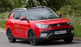 SsangYong Tivoli XLV 2016 UK - front cornering