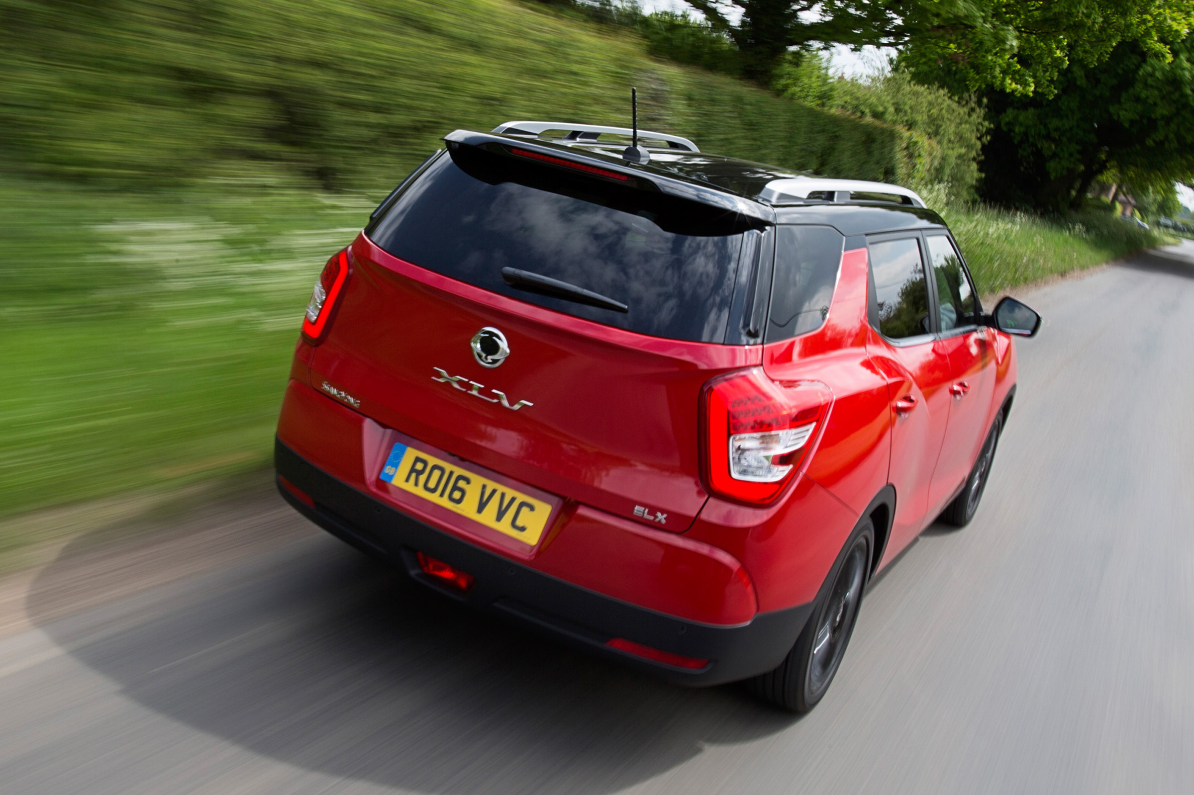 SsangYong Tivoli XLV 2016 UK - rear tracking