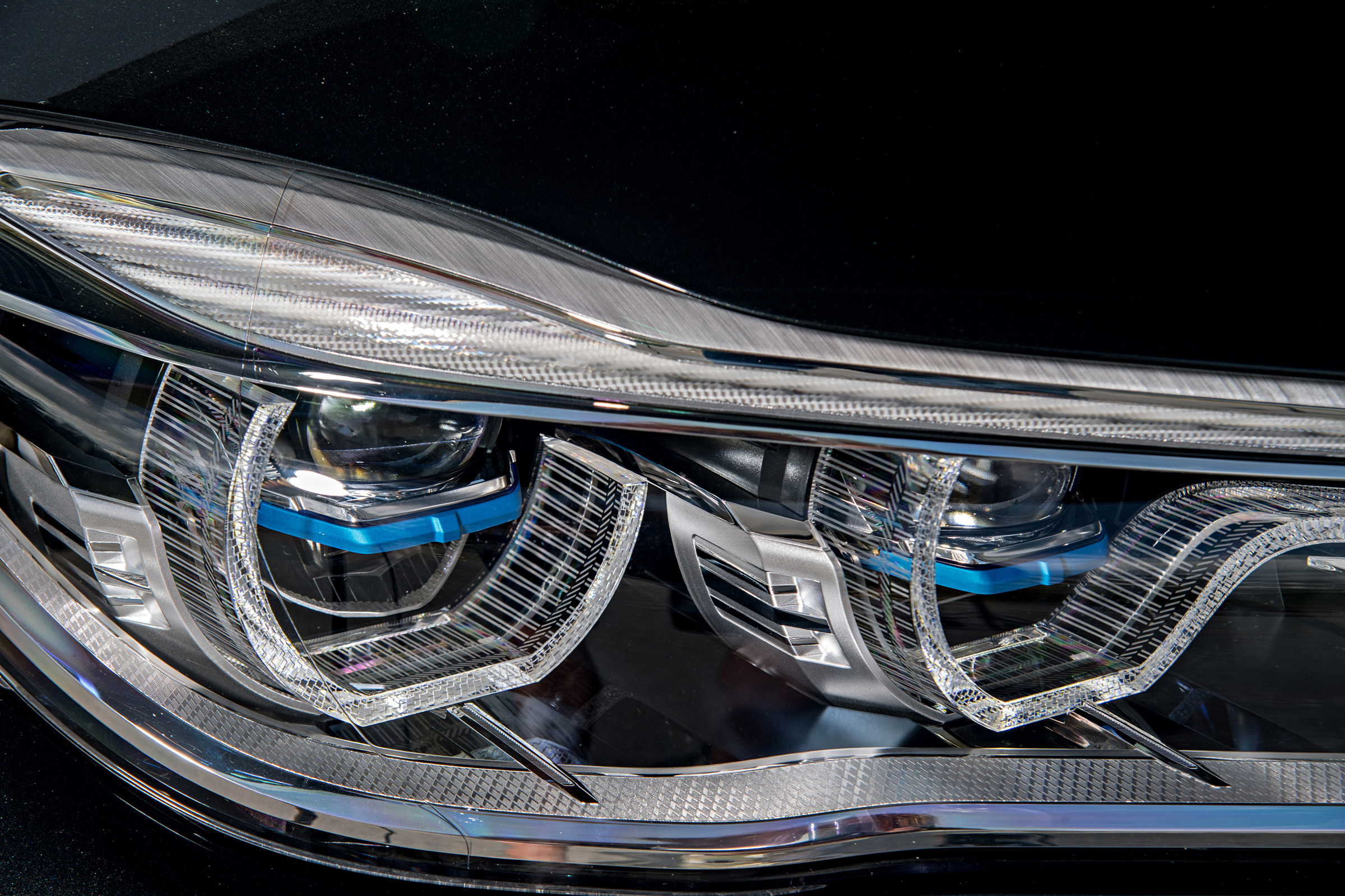 BMW 740e - front light detail