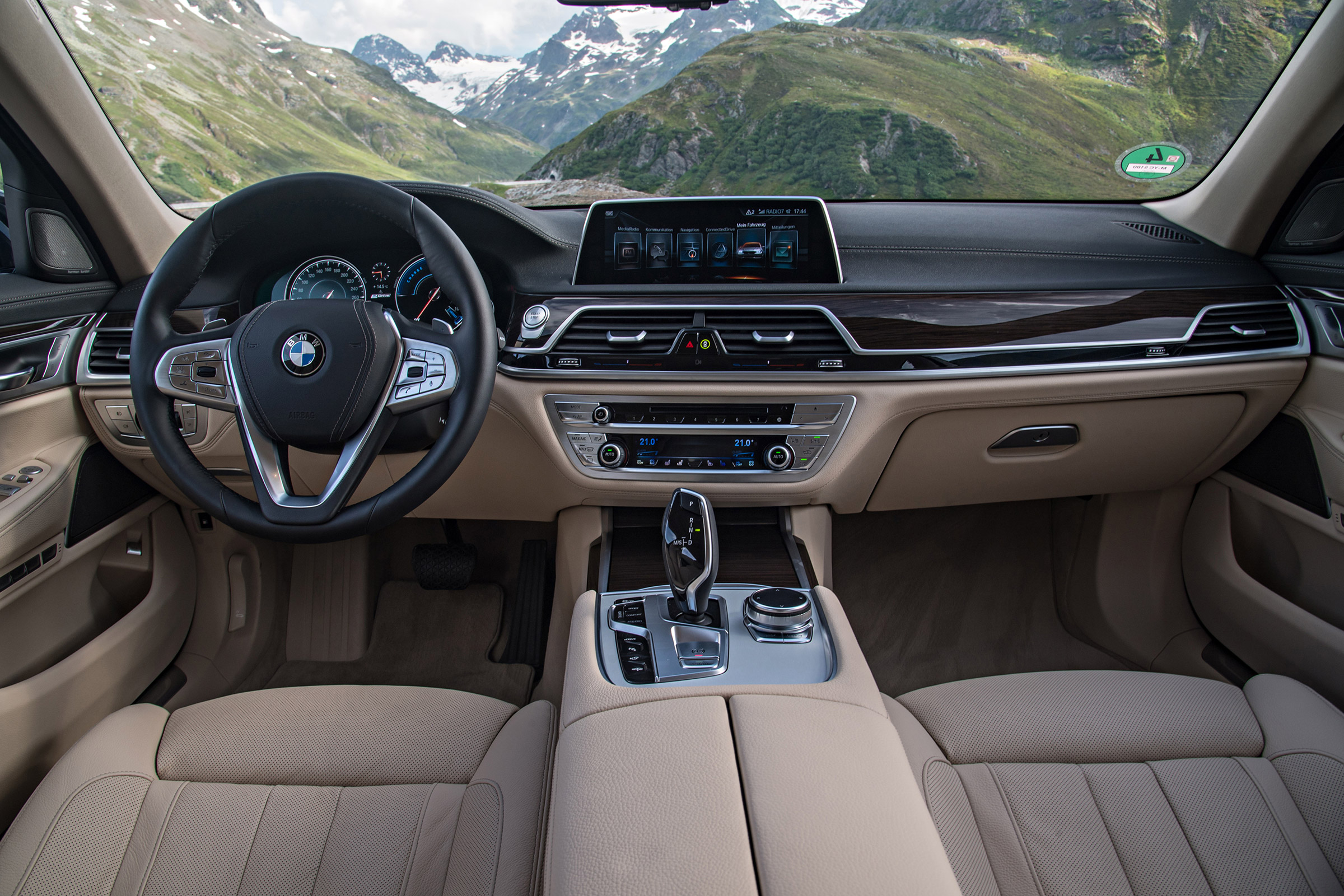 BMW 740e - dash