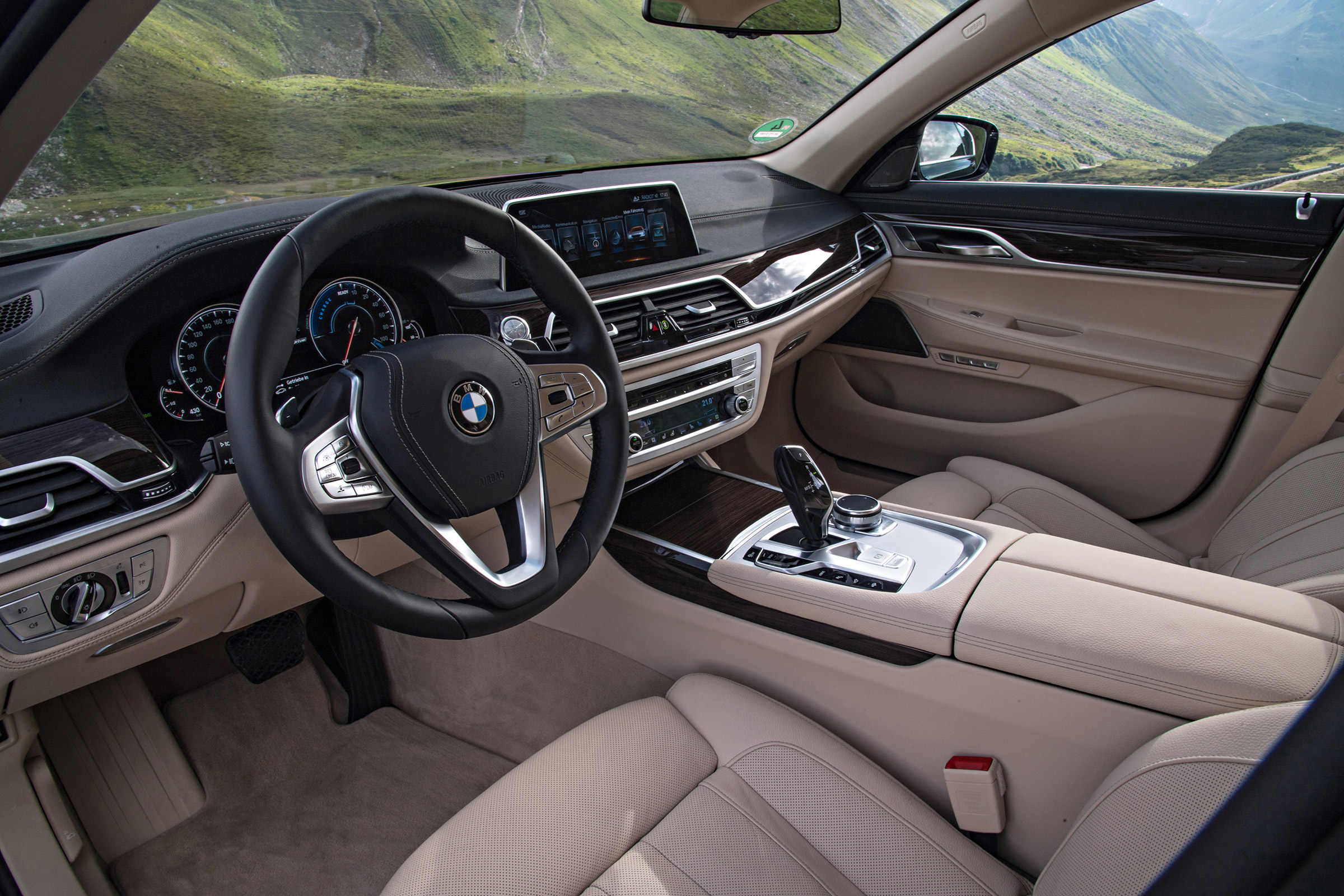 BMW 740e - interior