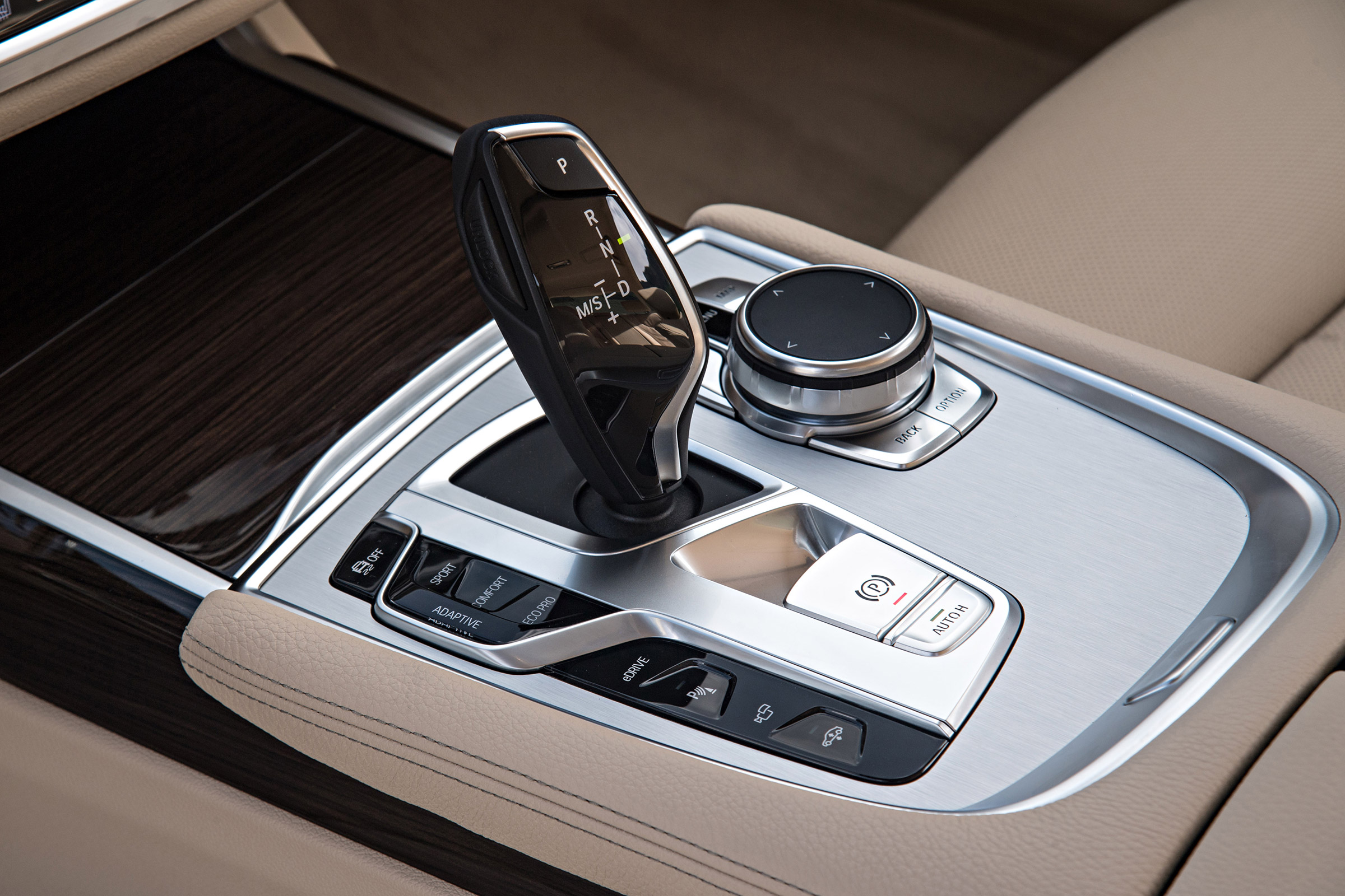 BMW 740e - centre console