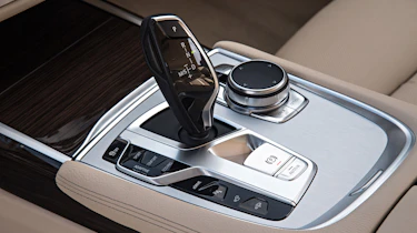 BMW 740e - centre console