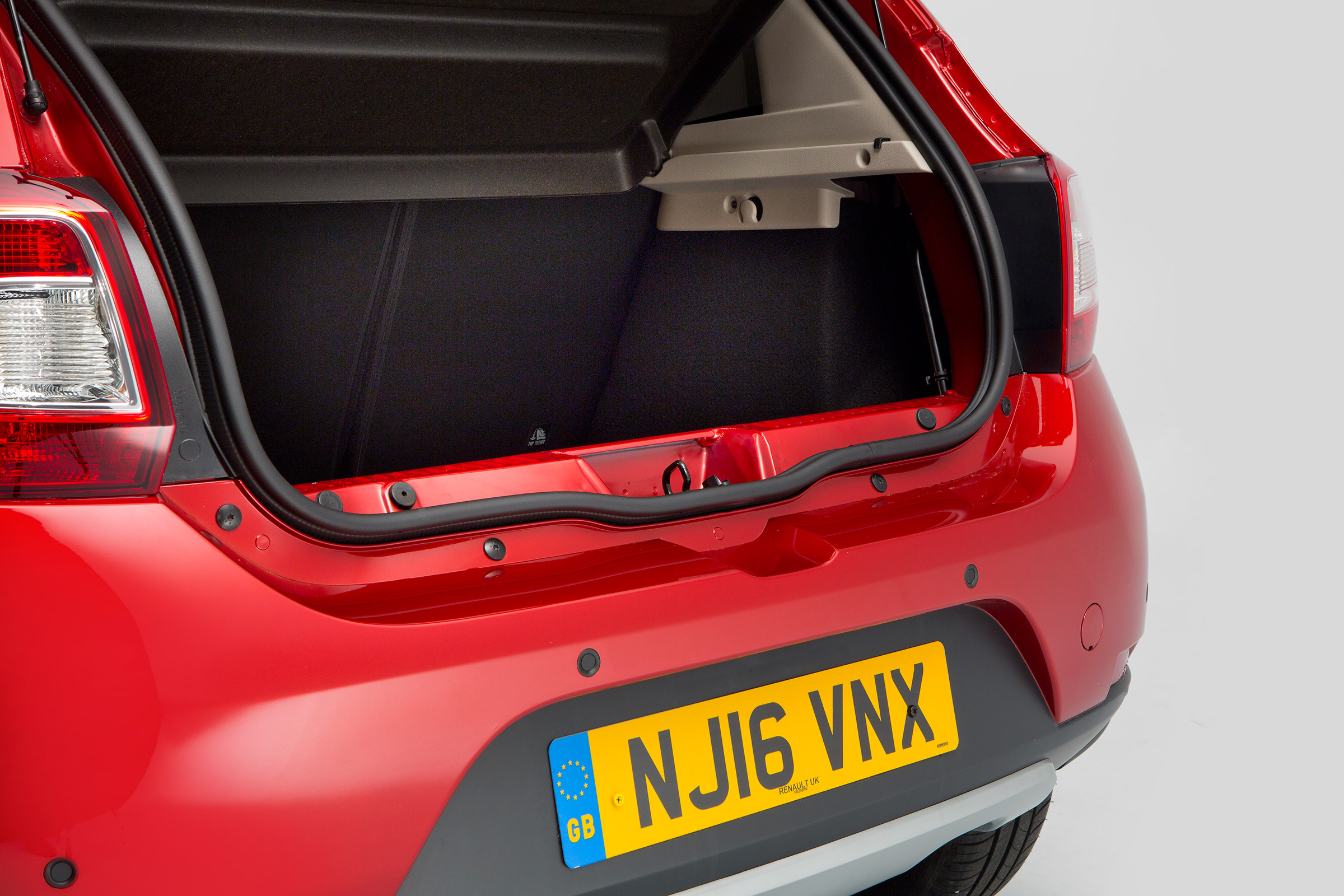 Used Dacia Sandero - boot sill