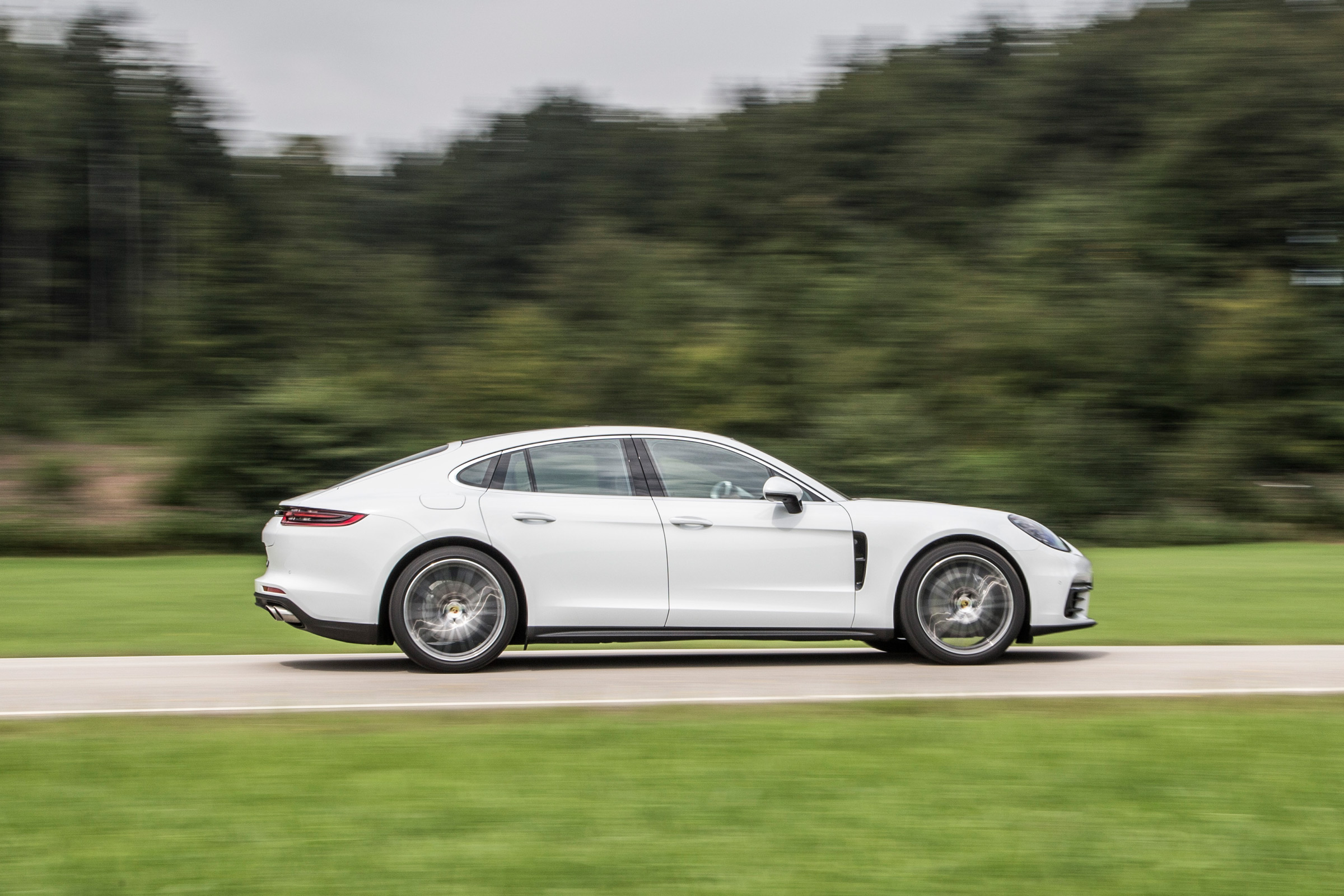 Porsche Panamera 4S diesel 2016 - side tracking