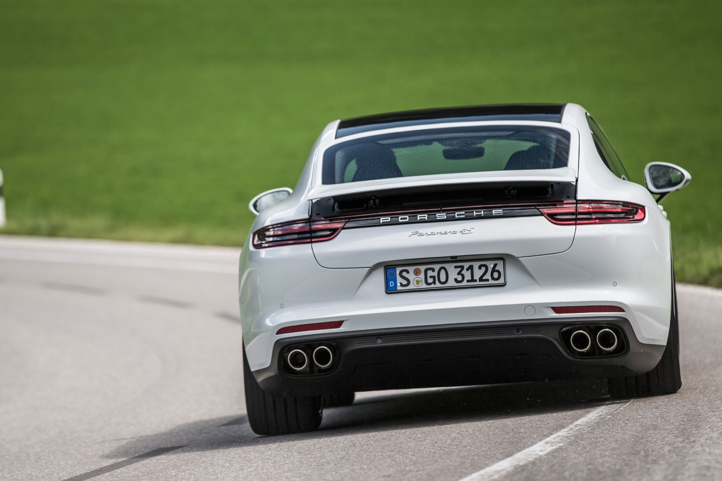 Porsche Panamera 4S diesel 2016 - rear cornering