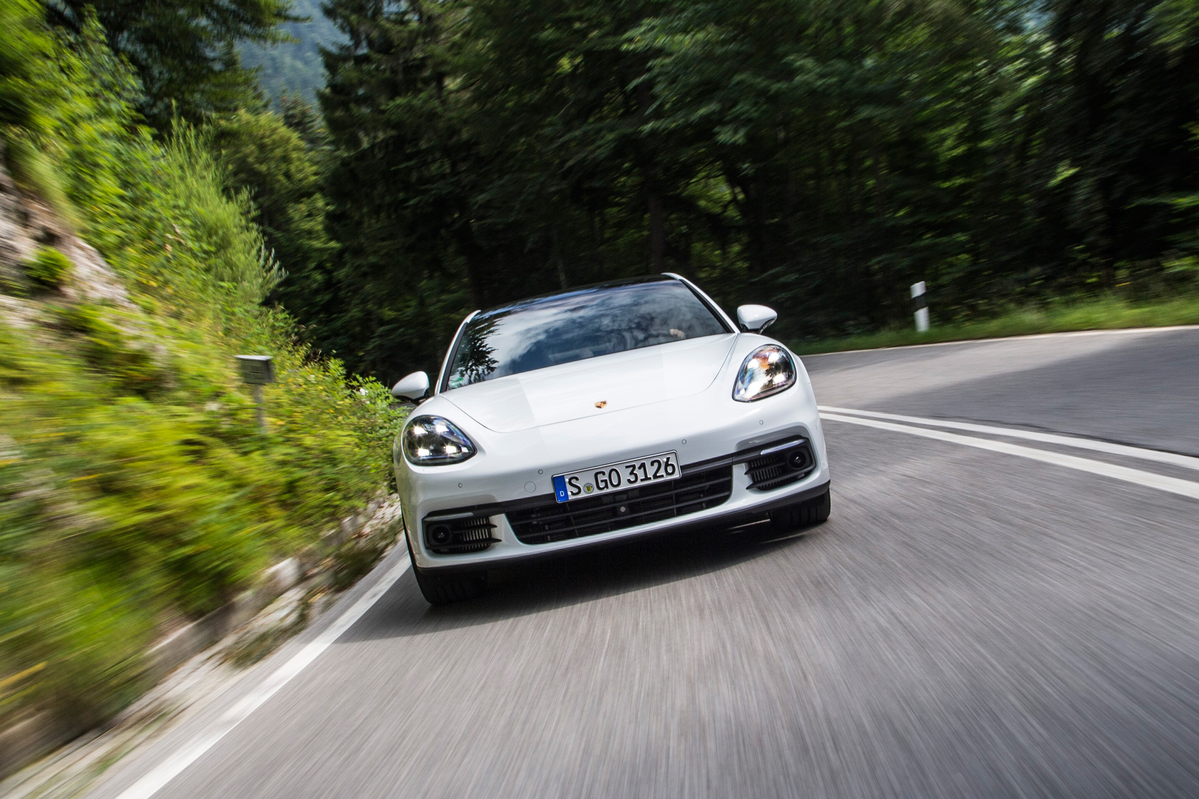 Porsche Panamera 4S diesel 2016 - front tracking 2