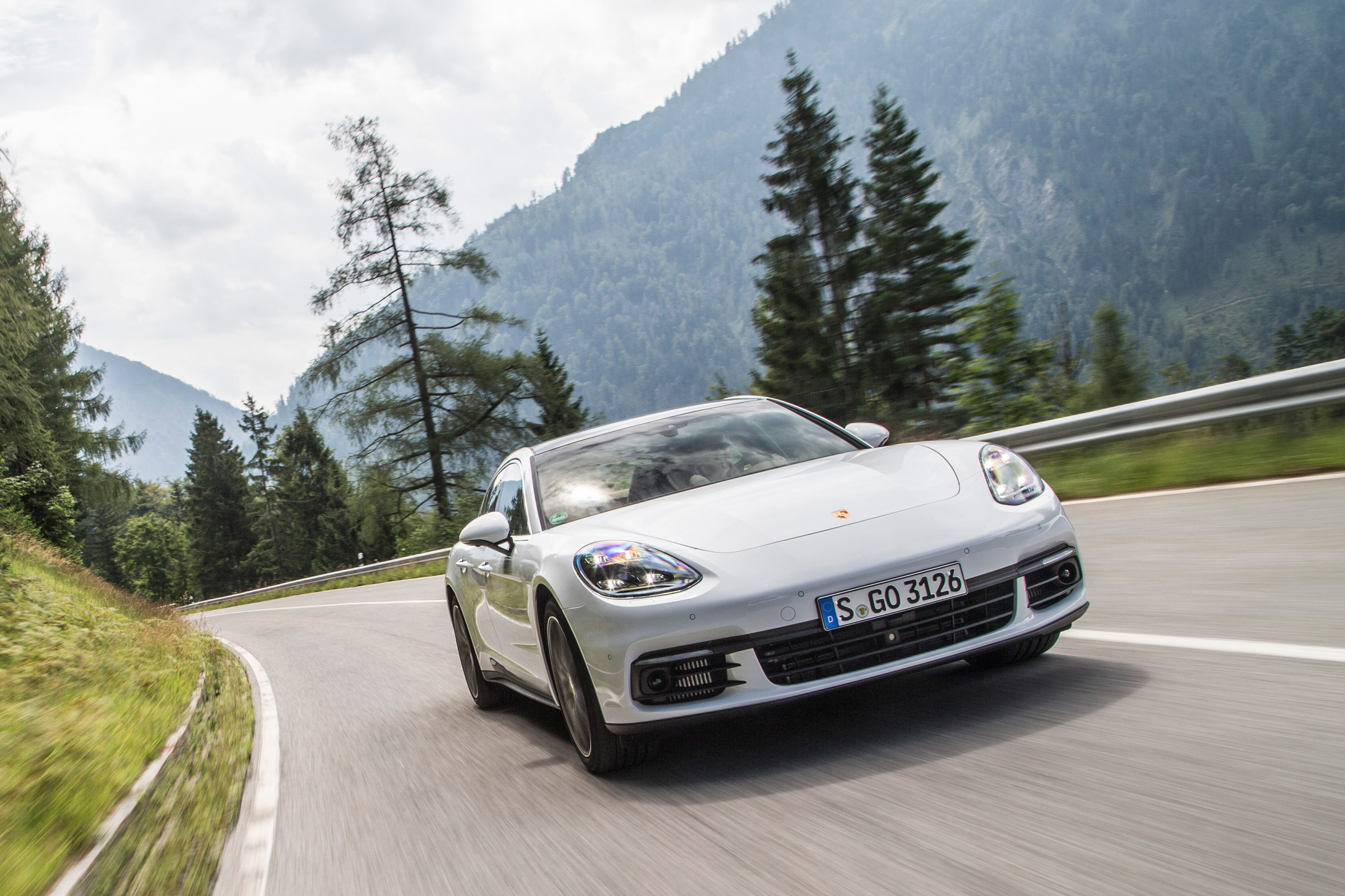 Porsche Panamera 4S diesel 2016 - front tracking 3