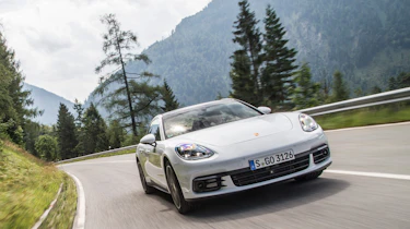 Porsche Panamera 4S diesel 2016 - front tracking 3