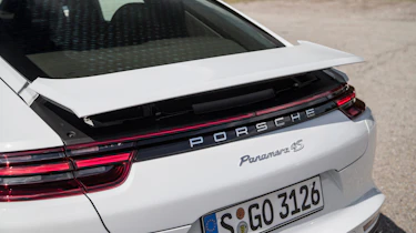 Porsche Panamera 4S diesel 2016 - rear spoiler