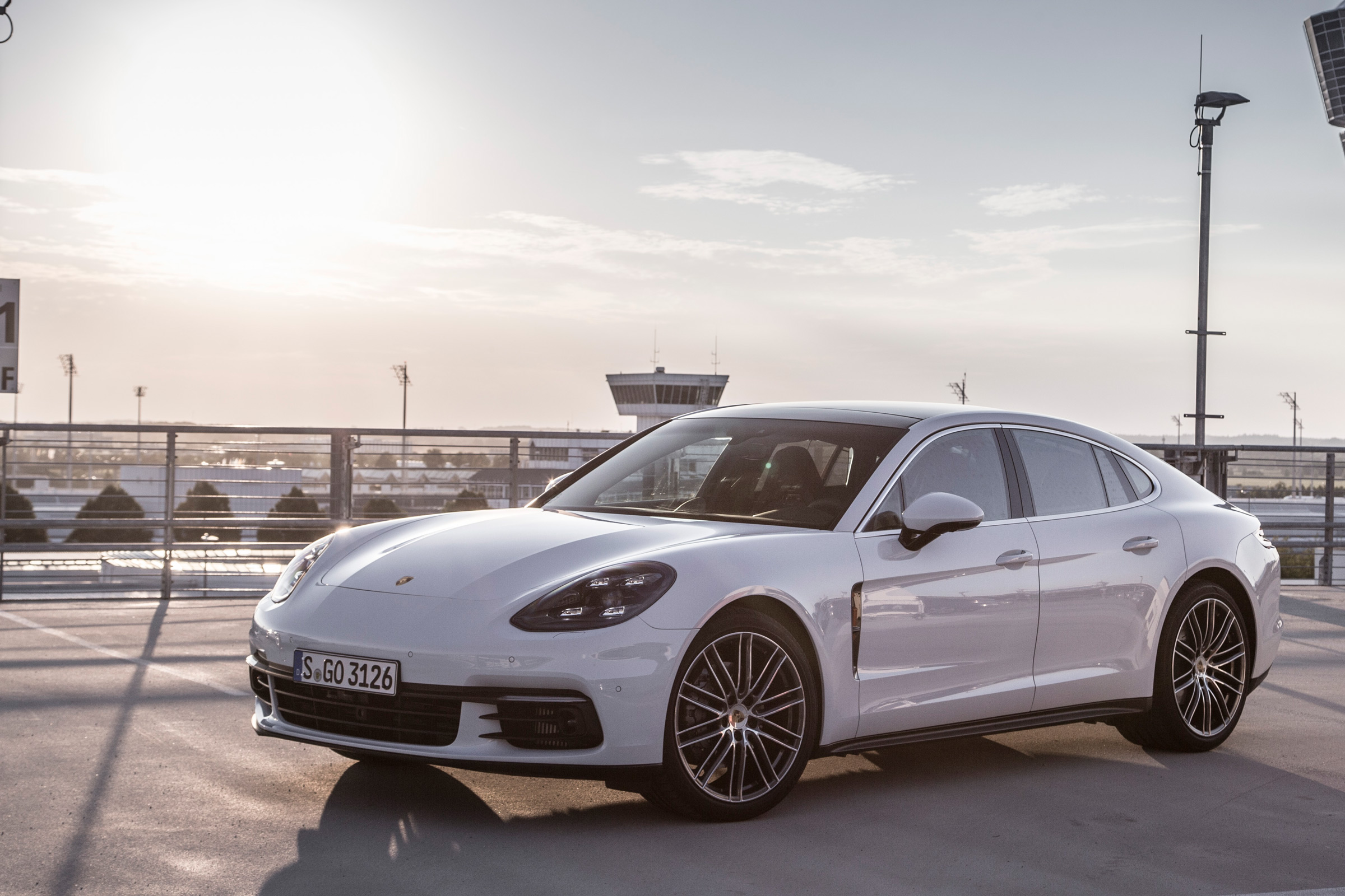 Porsche Panamera 4S diesel 2016 - front quarter