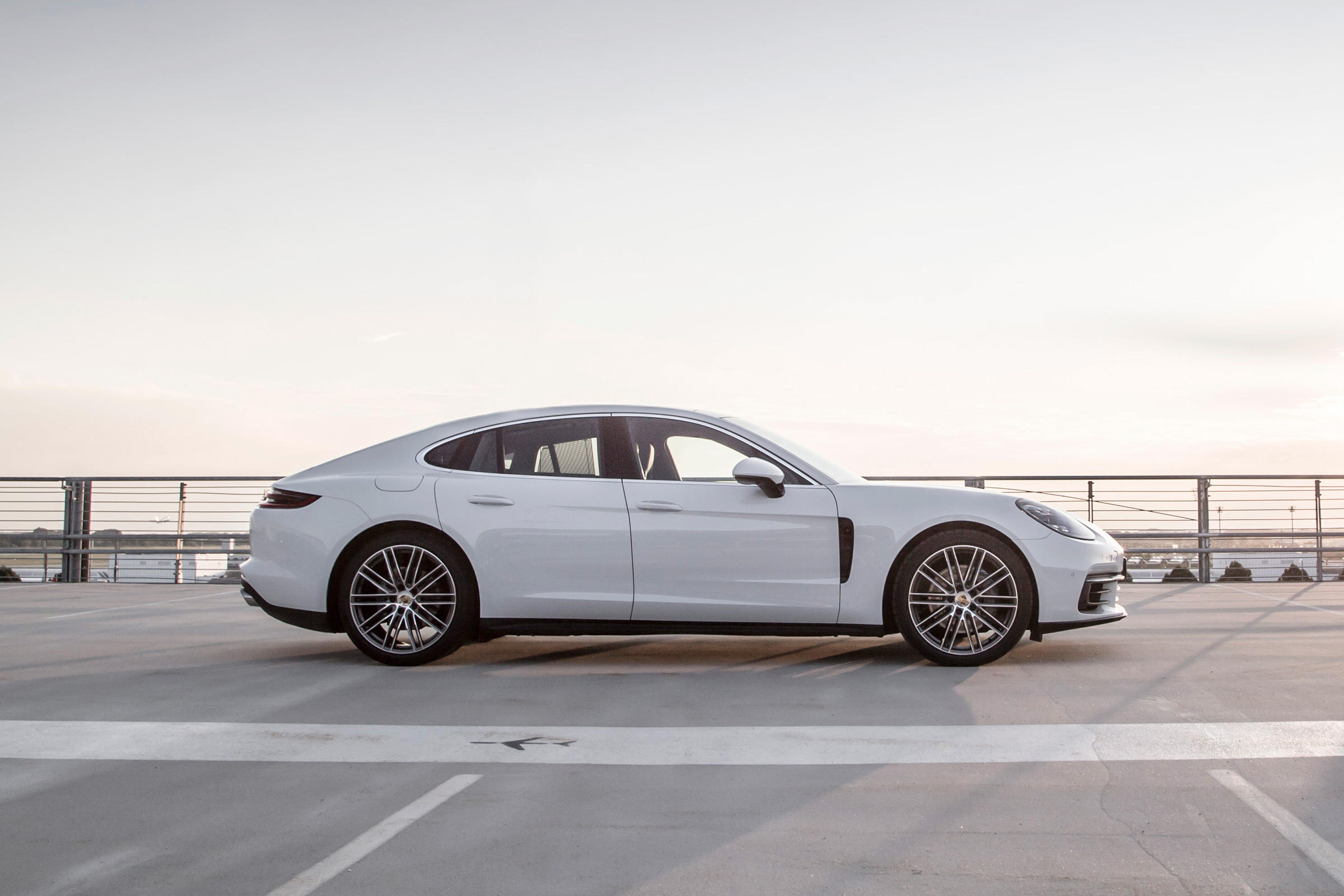 Porsche Panamera 4S diesel 2016 - side