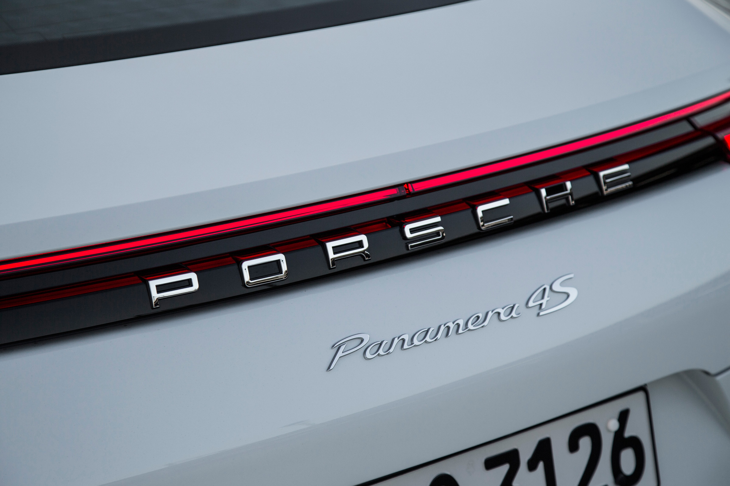 Porsche Panamera 4S diesel 2016 - rear detail