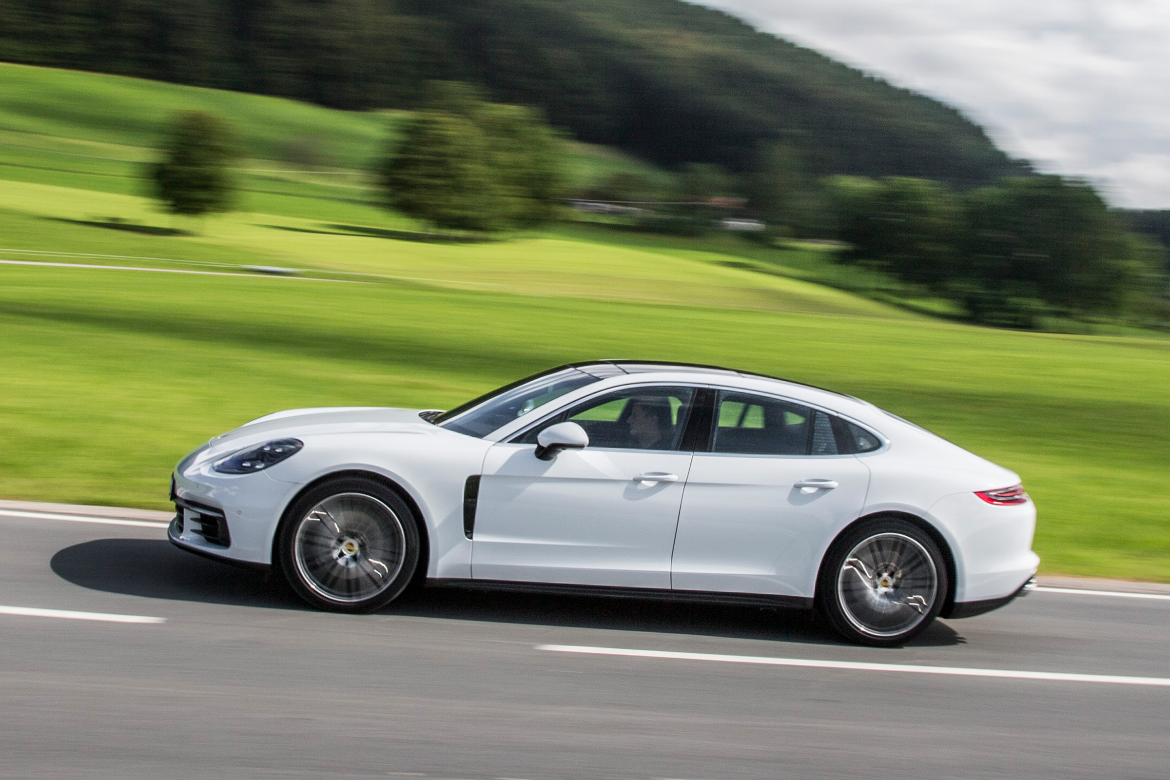 Porsche Panamera 4S diesel 2016 - side tracking