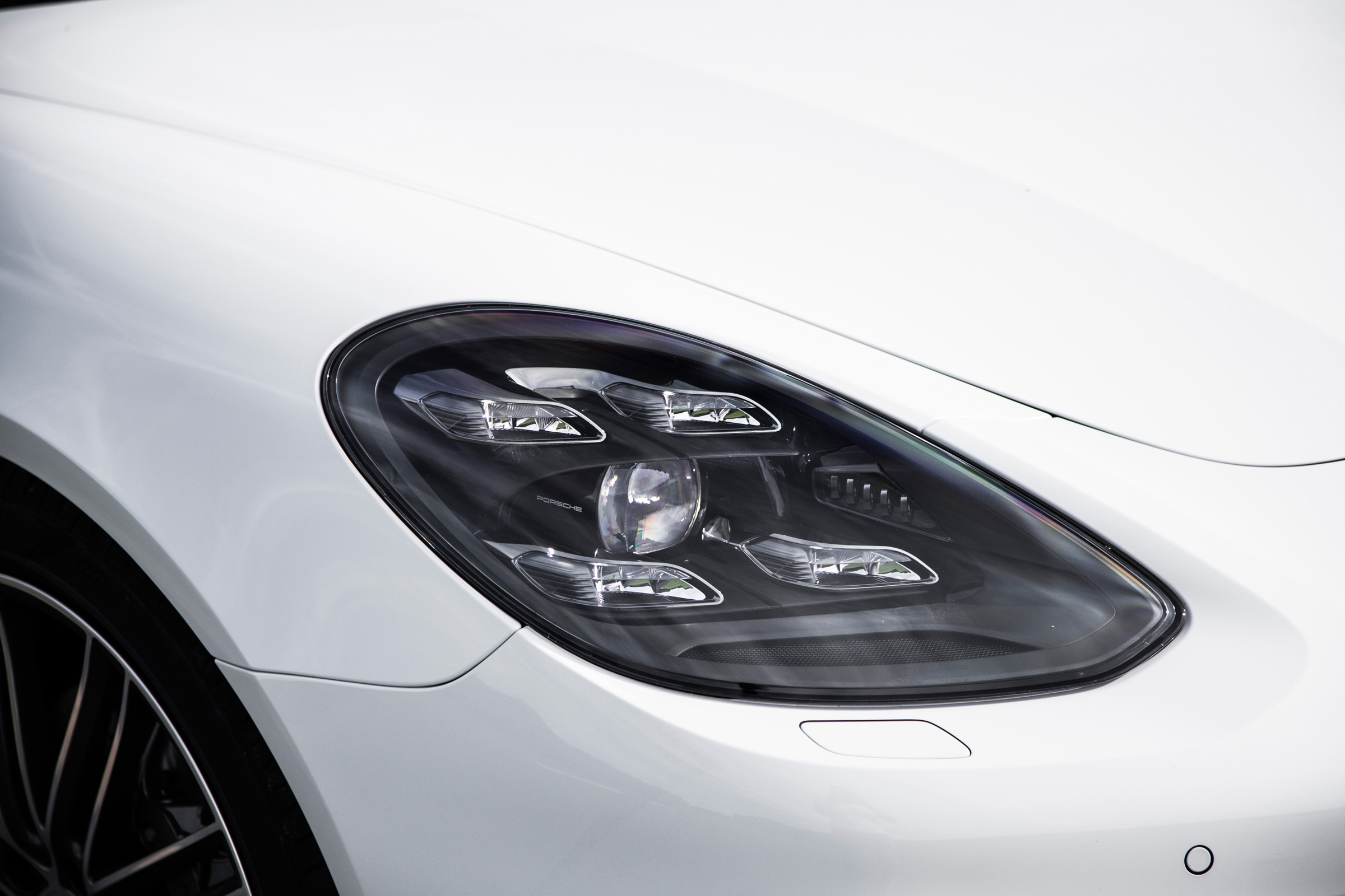 Porsche Panamera 4S diesel 2016 - headlight
