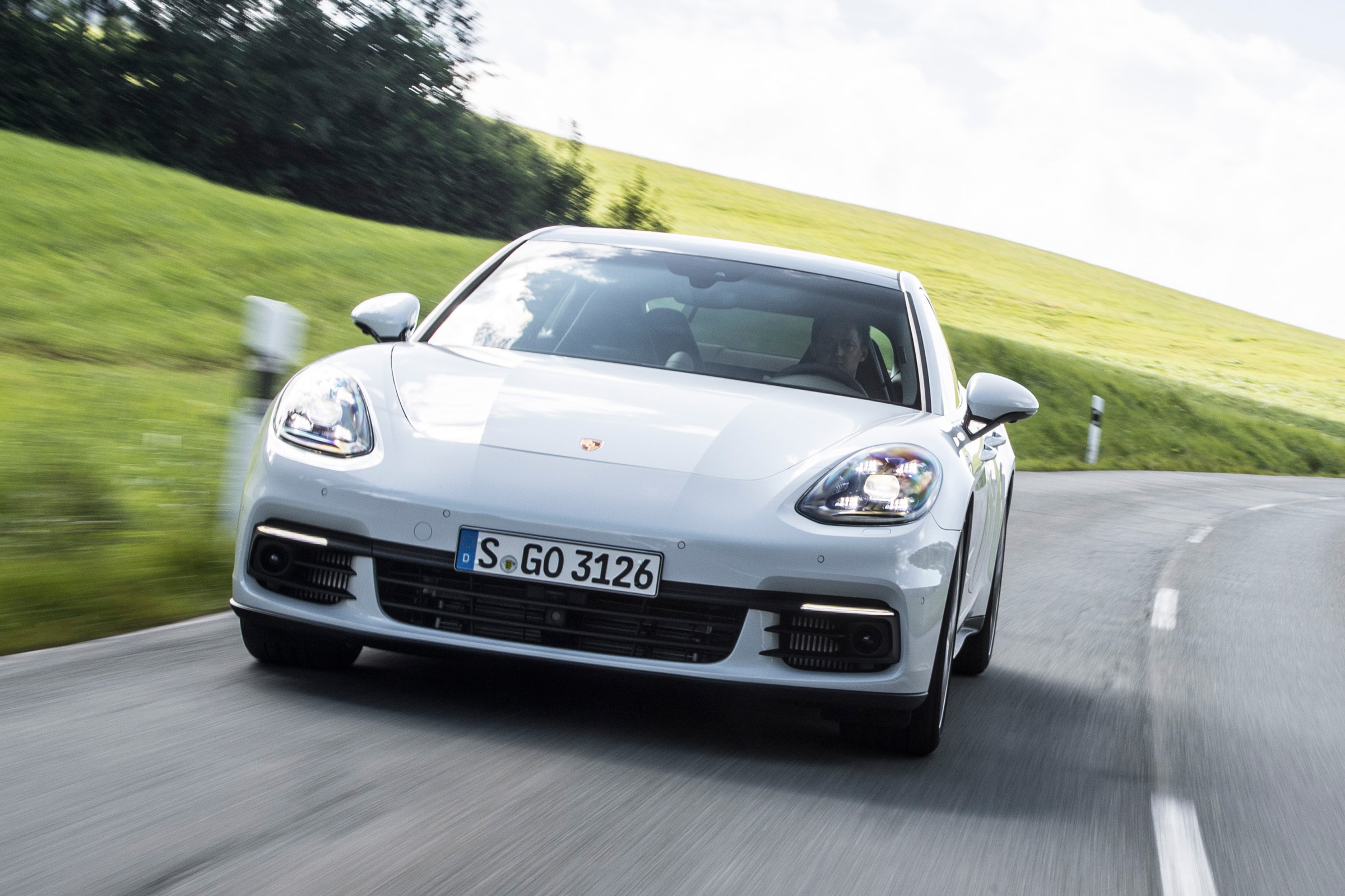 Porsche Panamera 4S diesel 2016 - front tracking 4