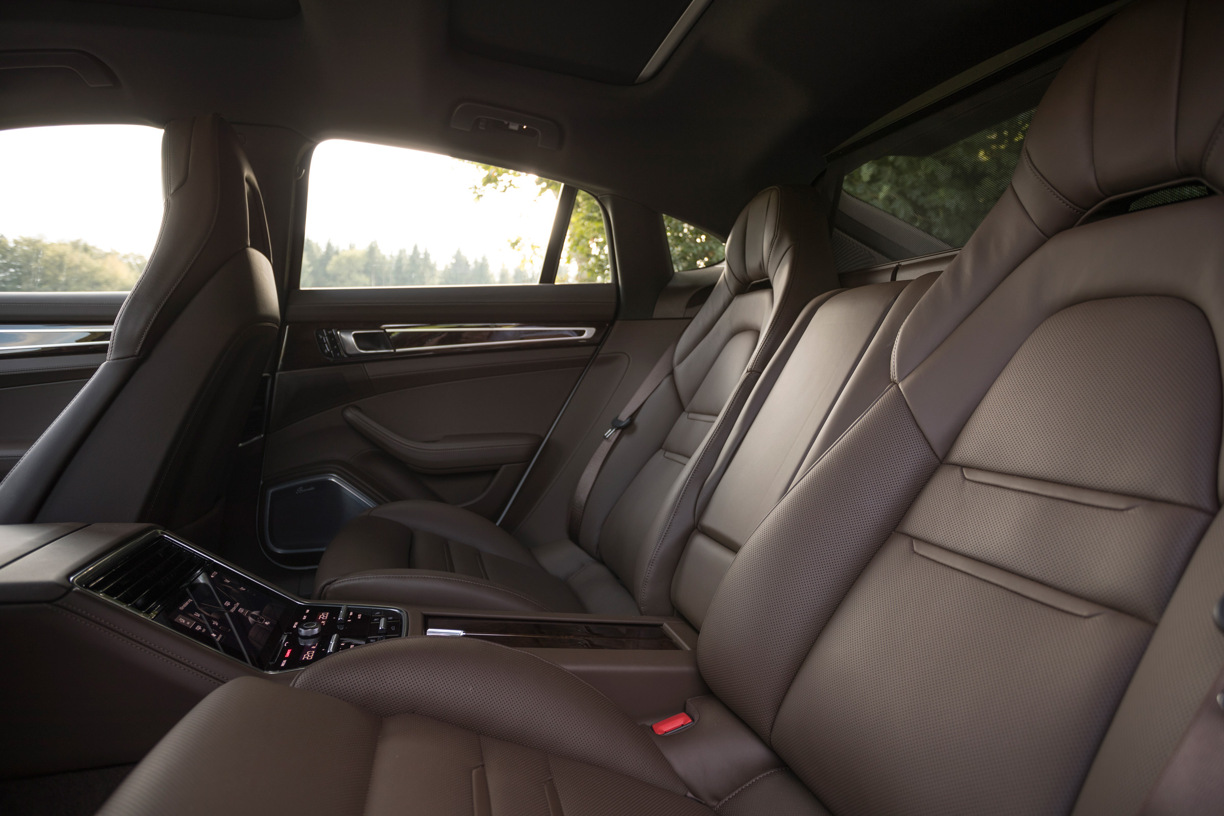 Porsche Panamera 4S diesel 2016 - rear seats
