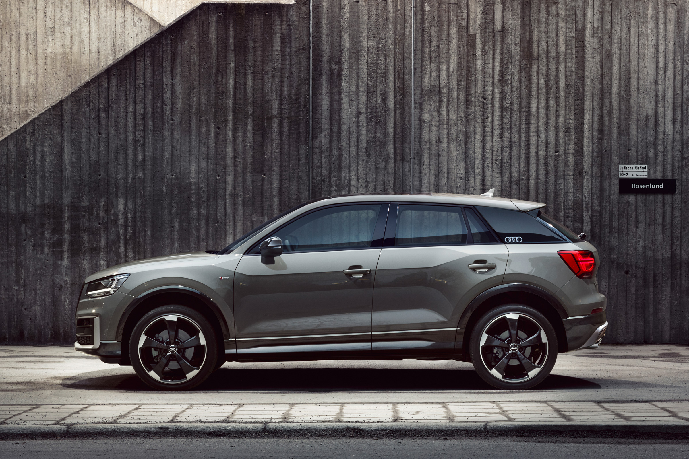 Audi Q2 Edition #1 - side