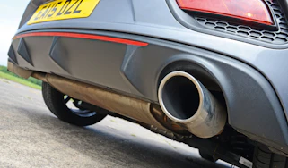 Toyota Hilux vs Mitsubishi L200 - header