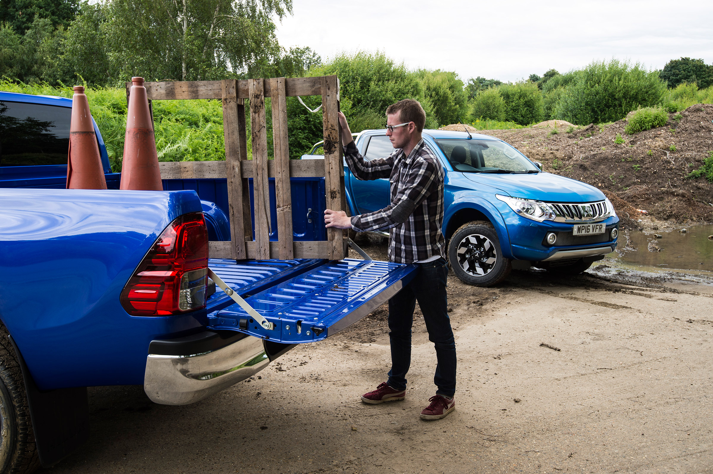 Toyota Hilux vs Mitsubishi L200 - Sean Carson