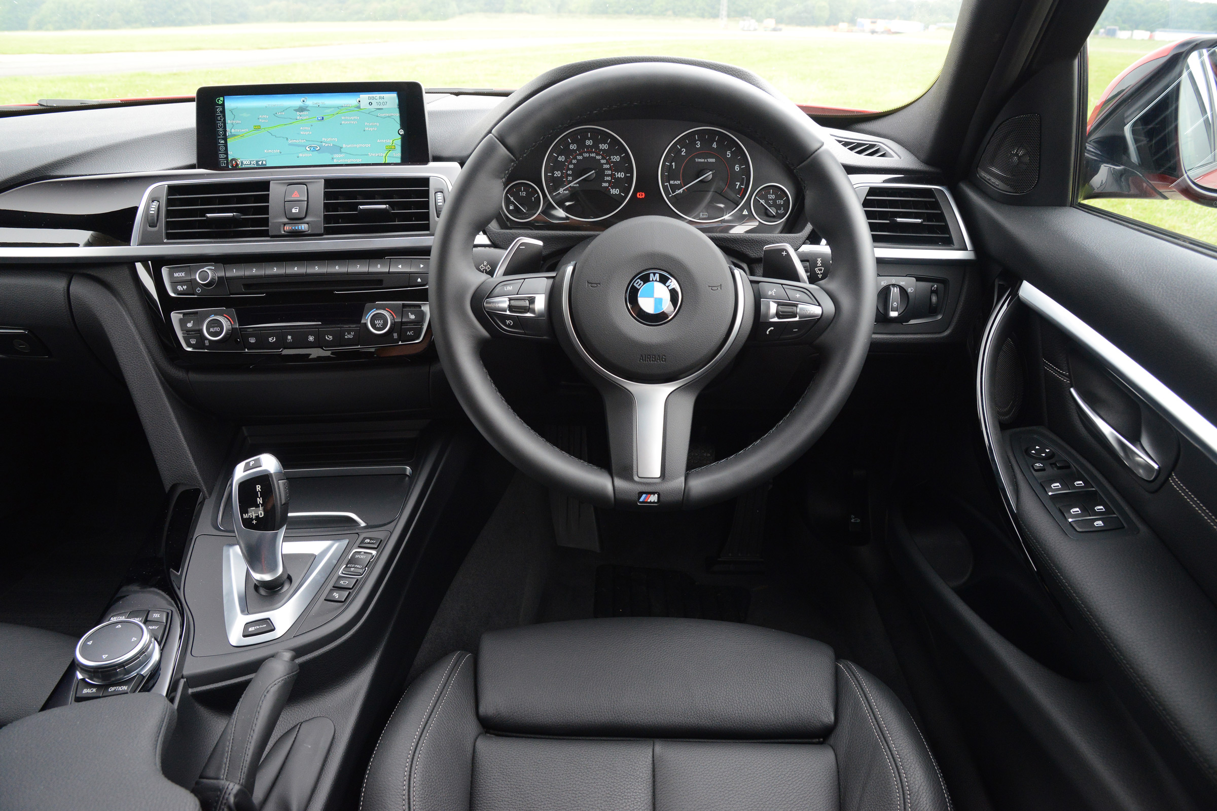 BMW 330e 2016 - interior