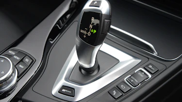 BMW 330e 2016 - gearlever
