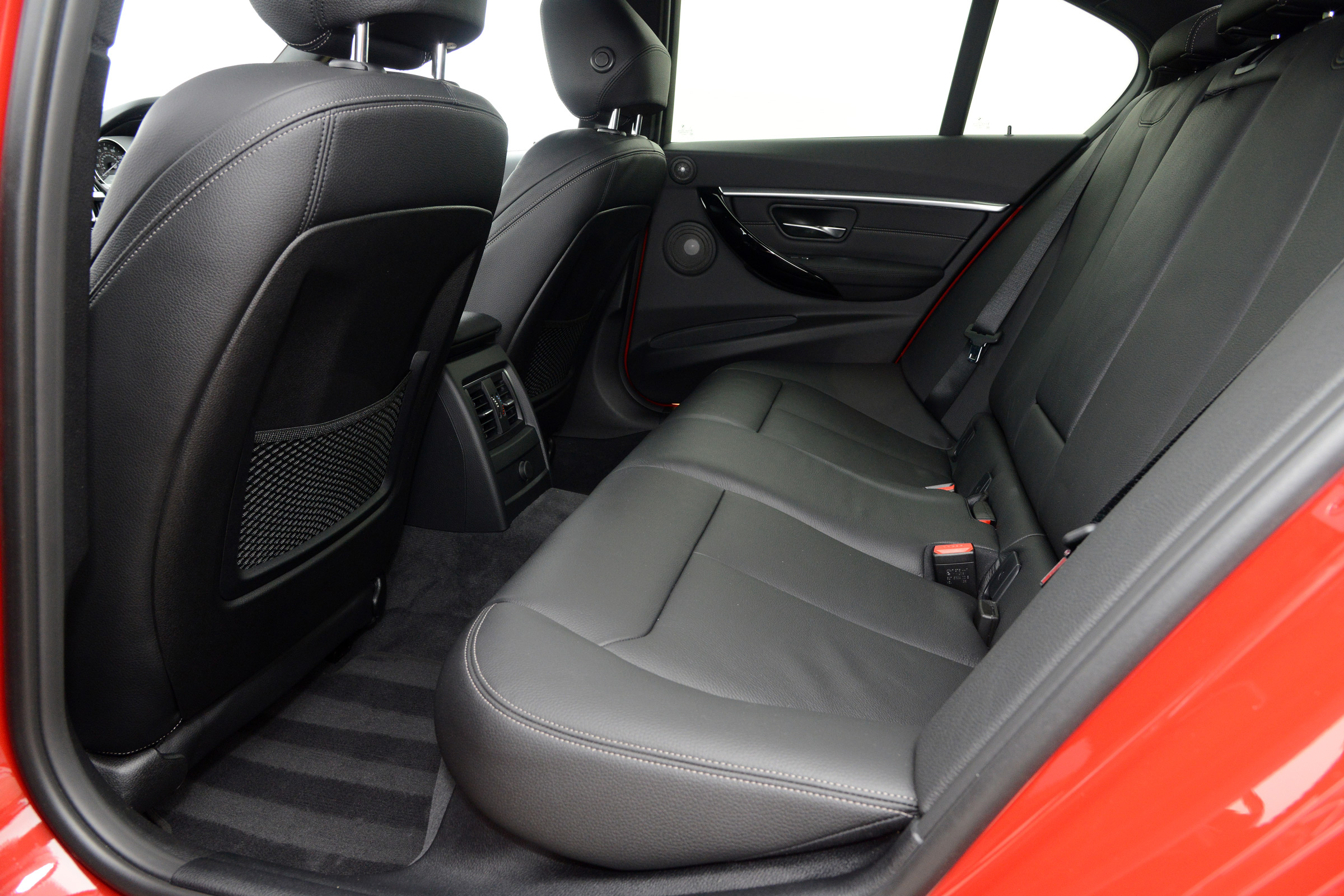 BMW 330e 2016 - rear seats