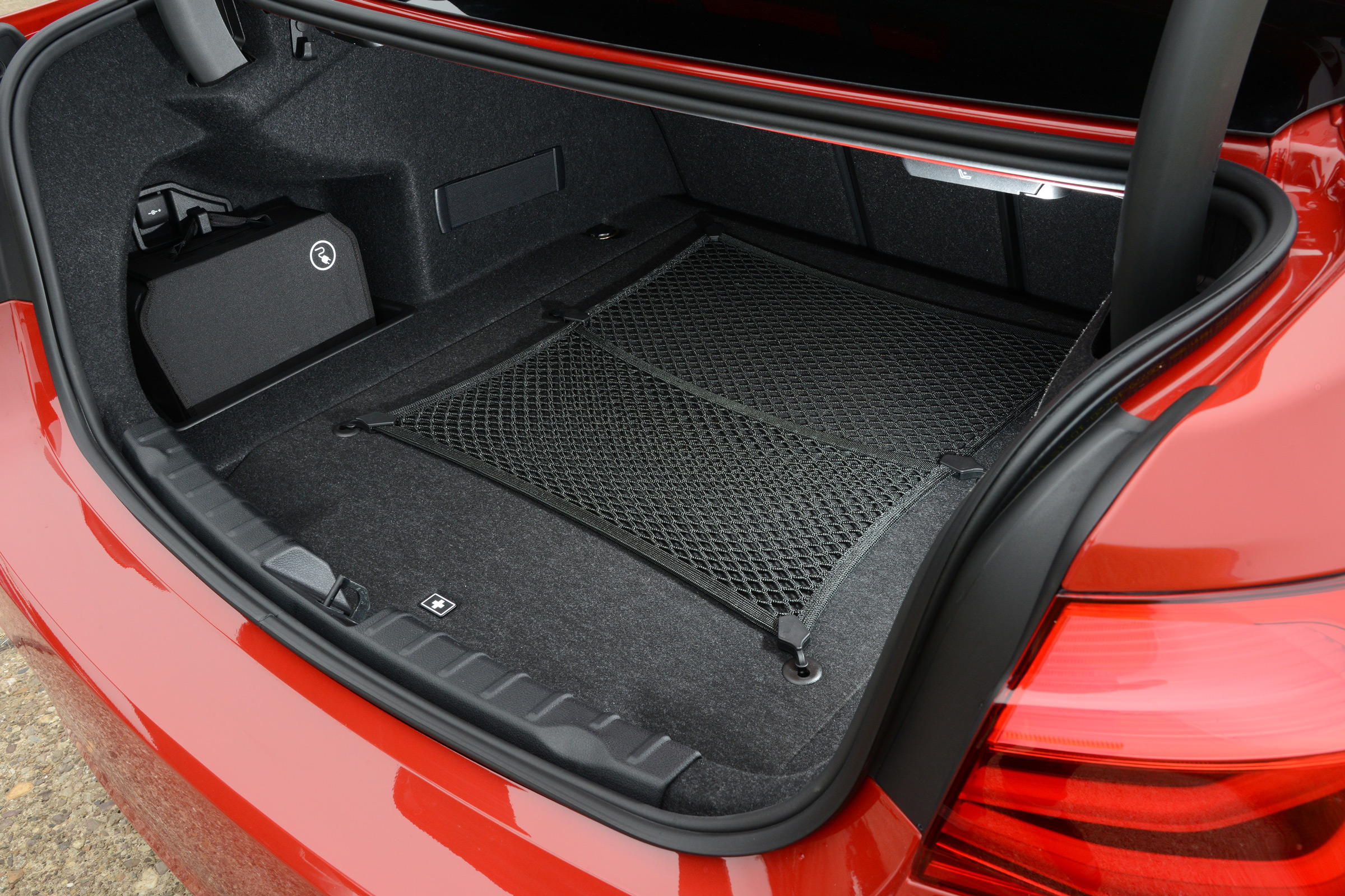 BMW 330e 2016 - boot