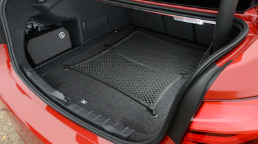 BMW 330e 2016 - boot