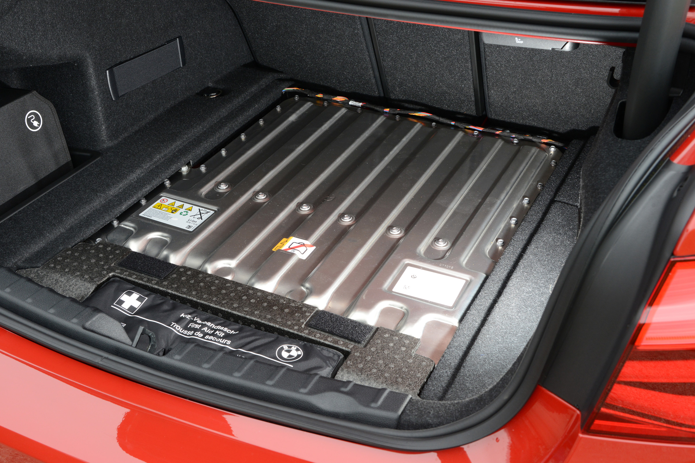 BMW 330e 2016 - boot battery pack