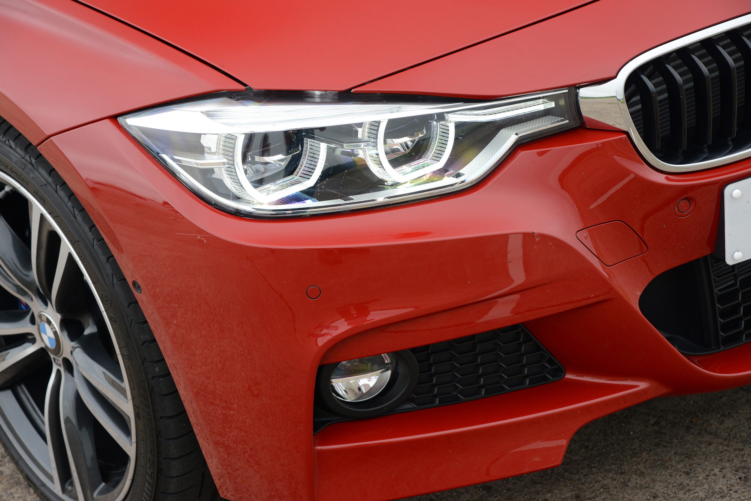 BMW 330e 2016 - headlight