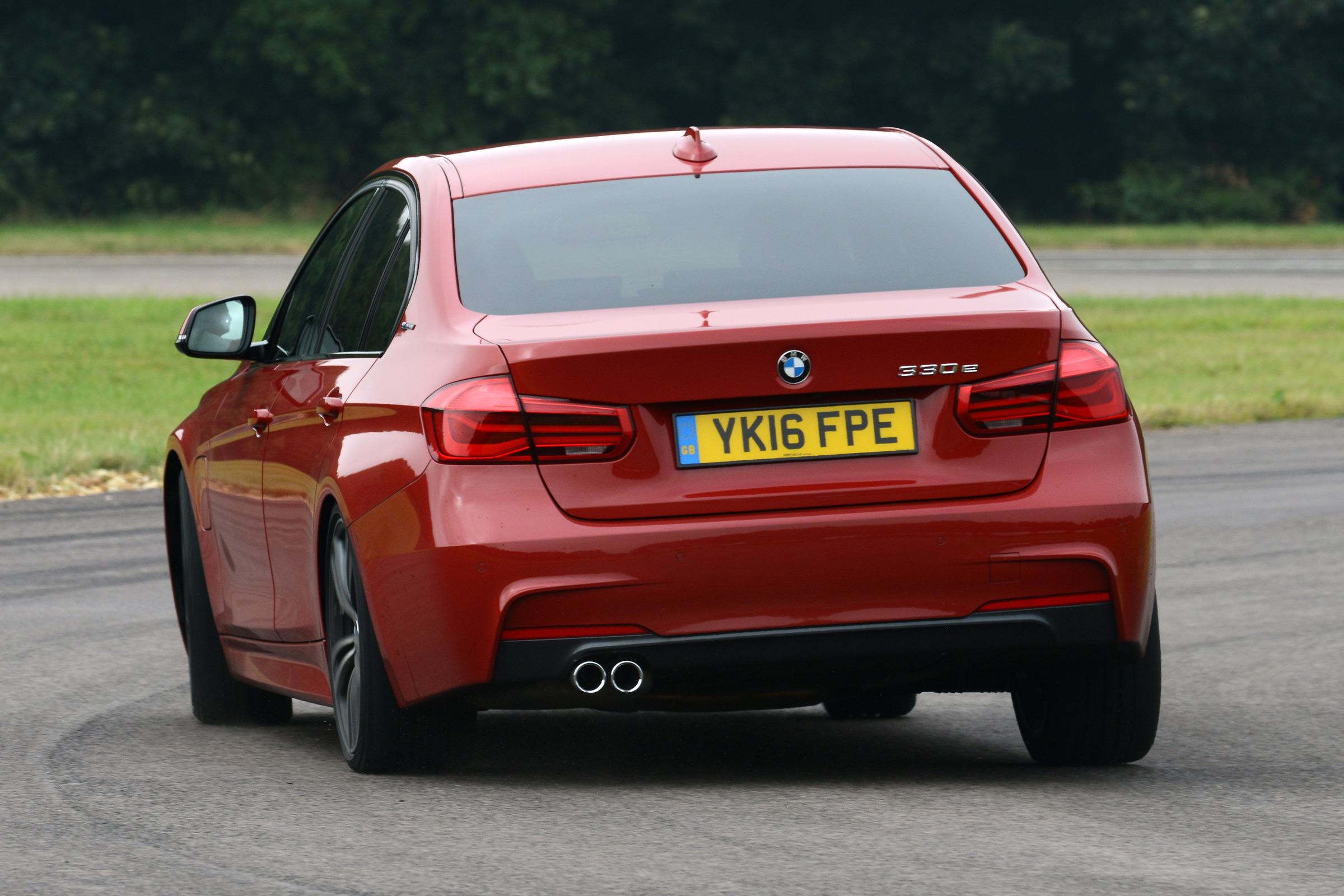 BMW 330e 2016 - rear cornering