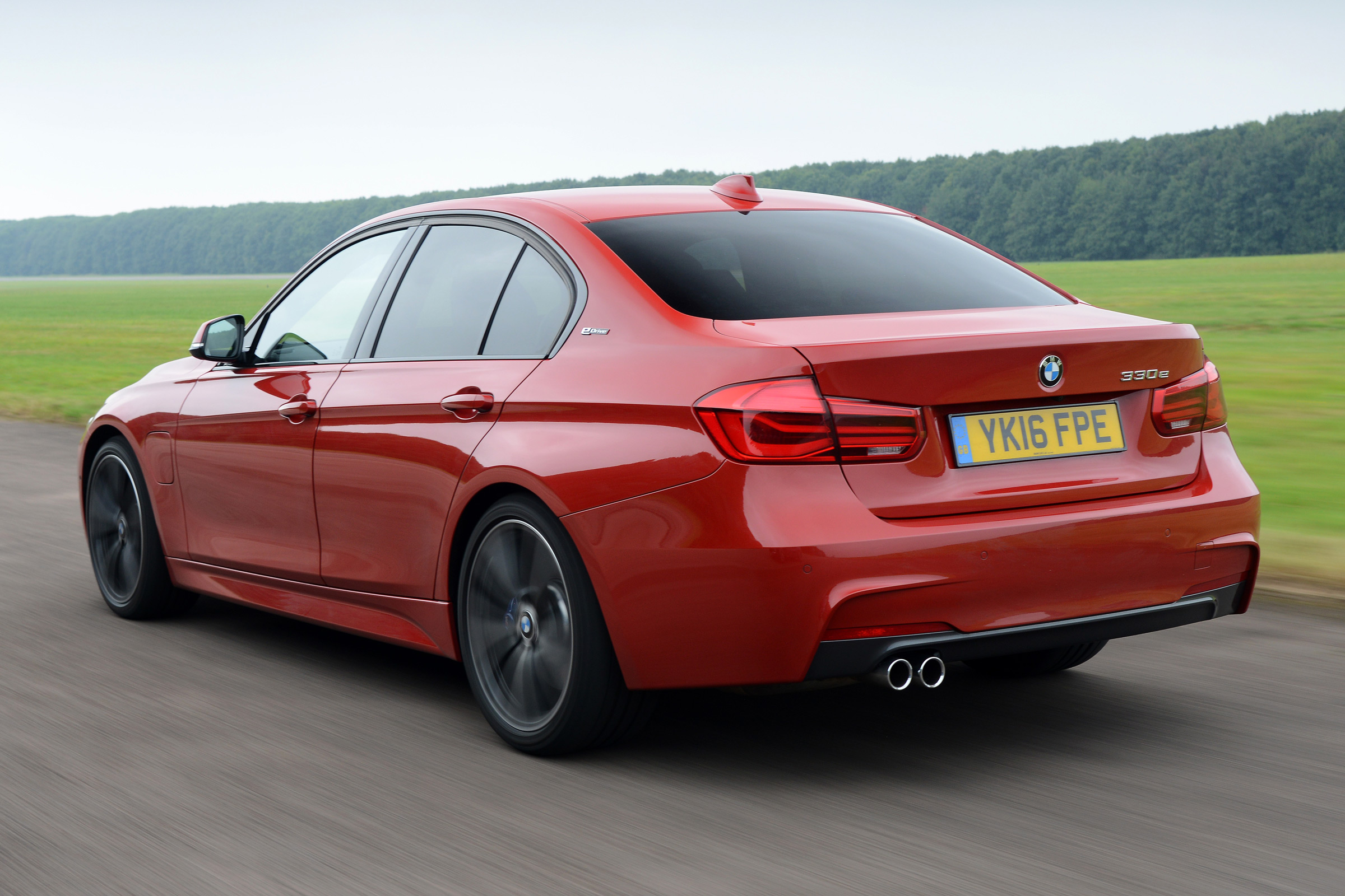 BMW 330e 2016 - rear tracking
