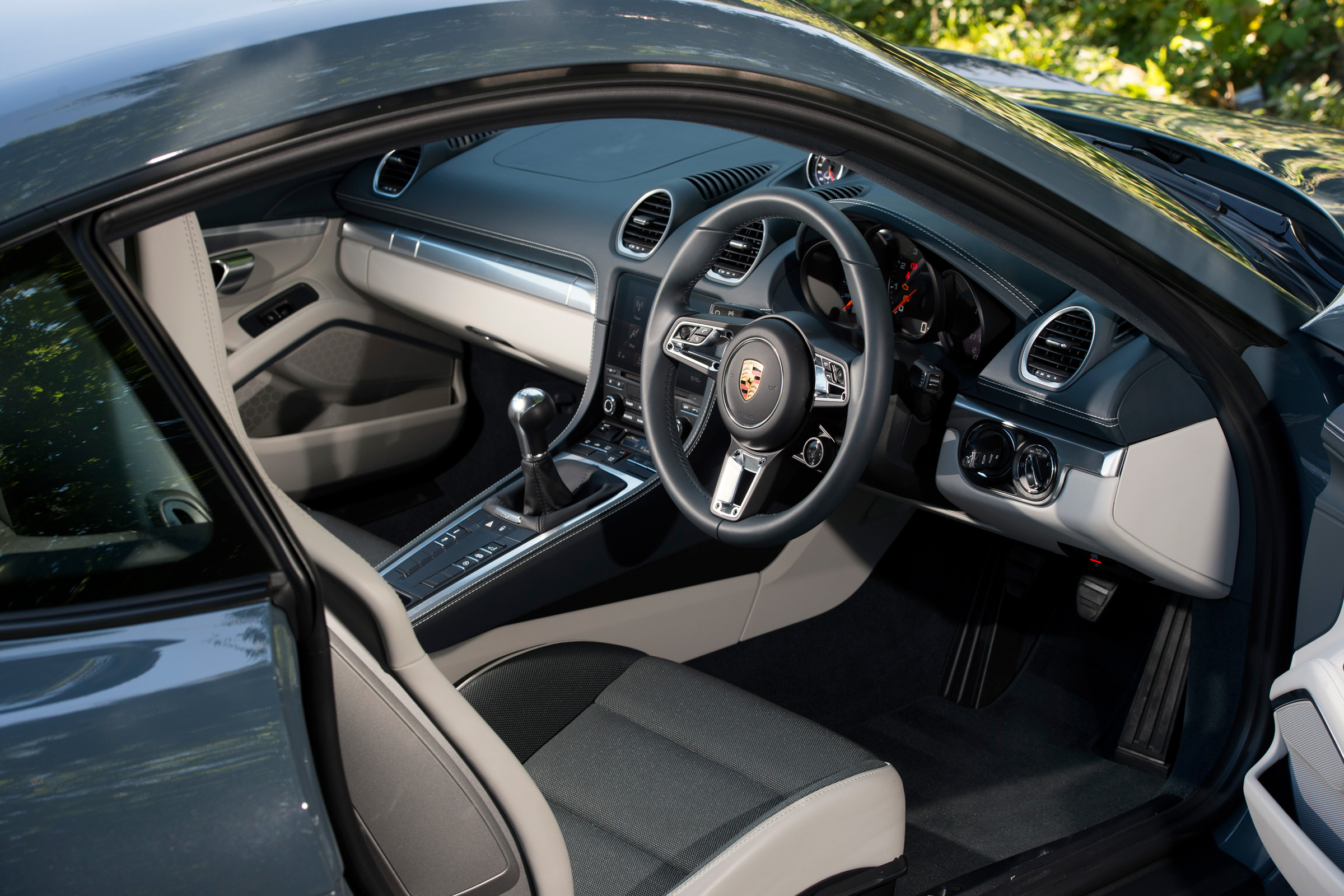 Porsche 718 Cayman - interior