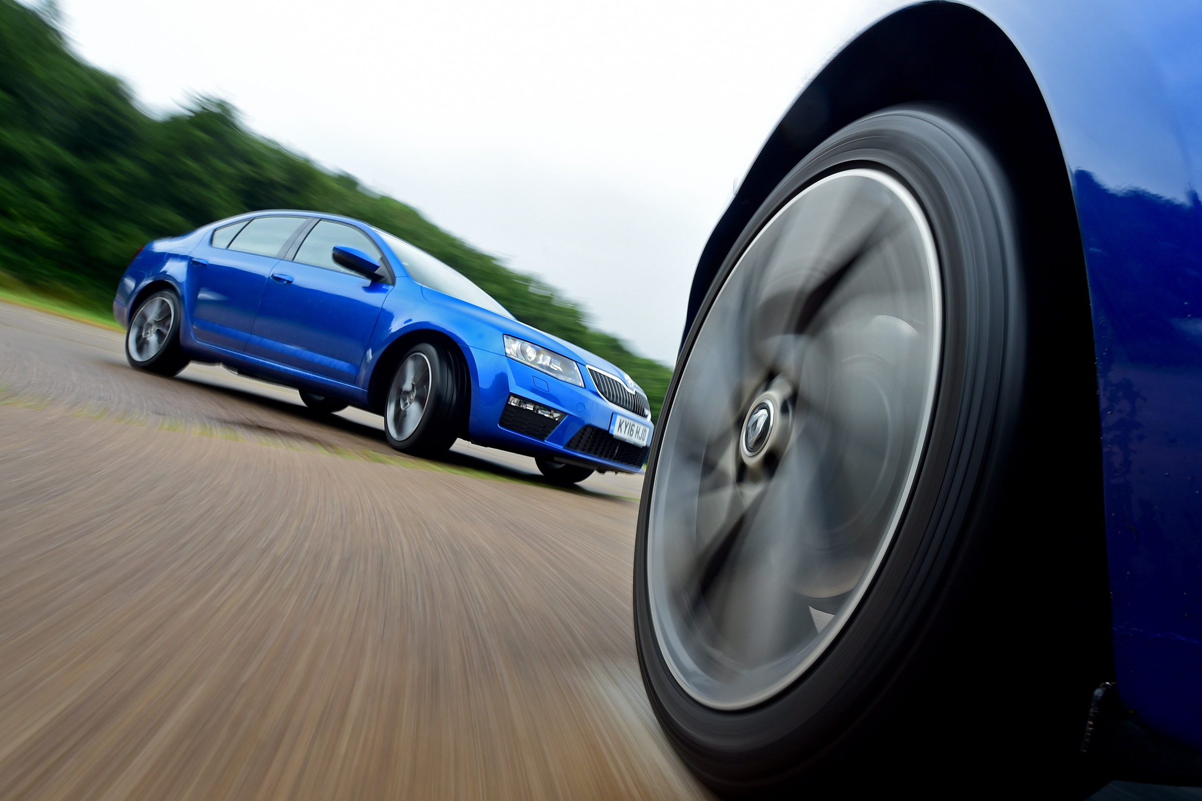 Skoda Octavia vRS vs Renault Megane GT - racing