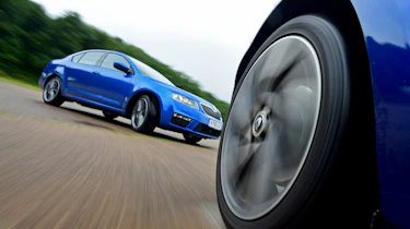 Skoda Octavia vRS vs Renault Megane GT - racing