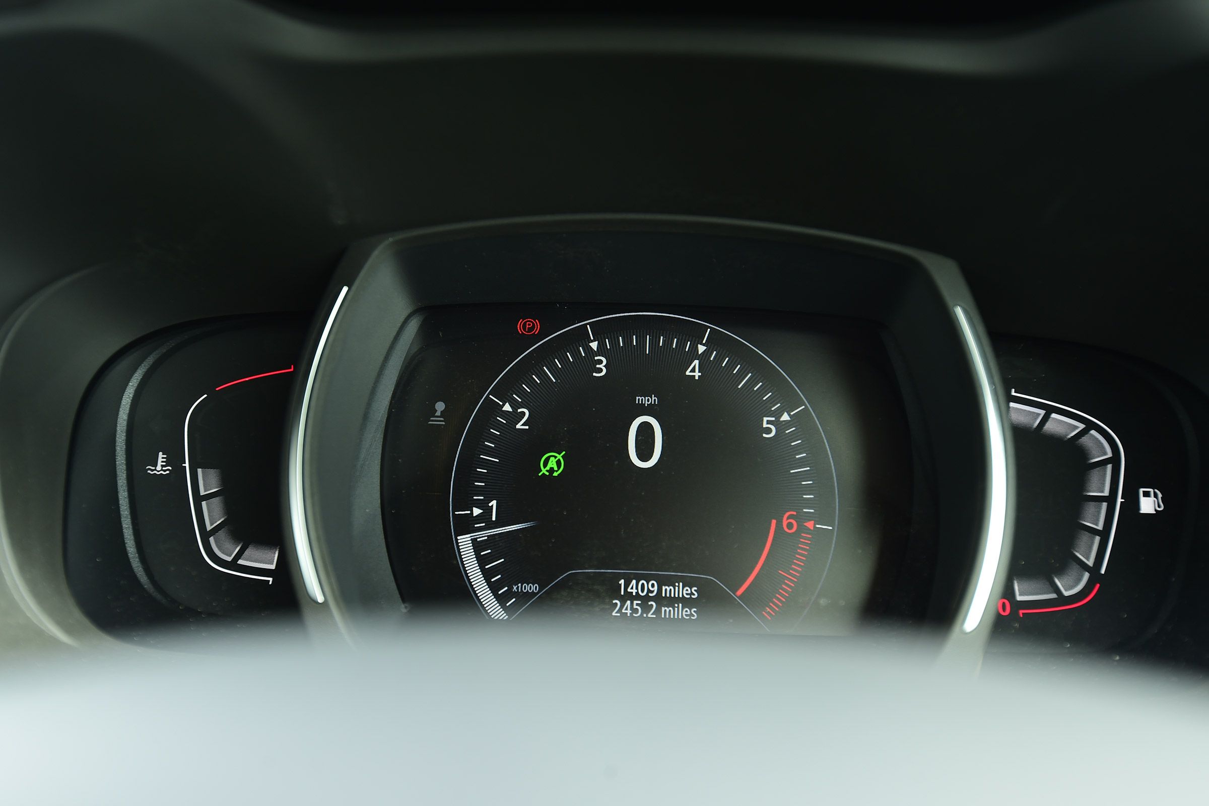 MG GS vs rivals - Renault Kadjar dials