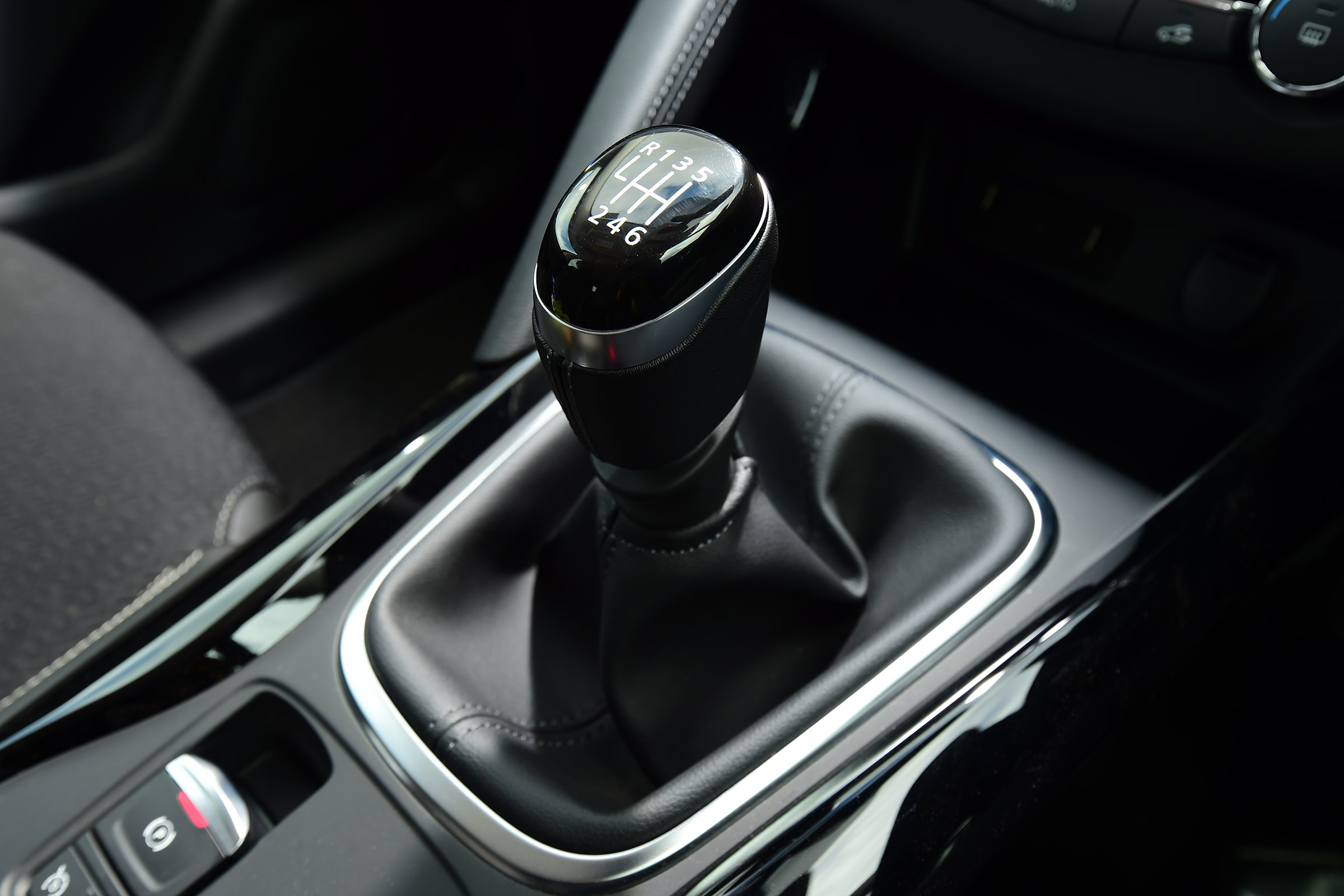 MG GS vs rivals - Renault Kadjar gearstick