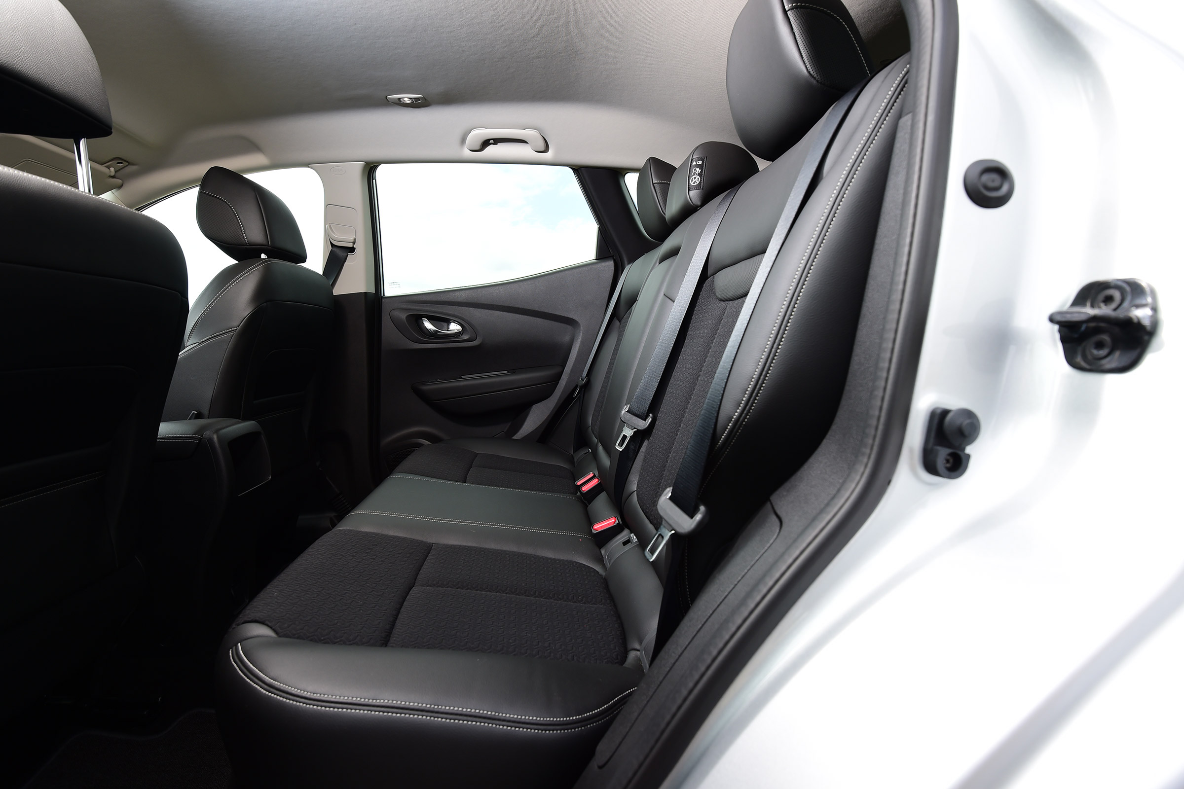 MG GS vs rivals - Renault Kadjar rear seats
