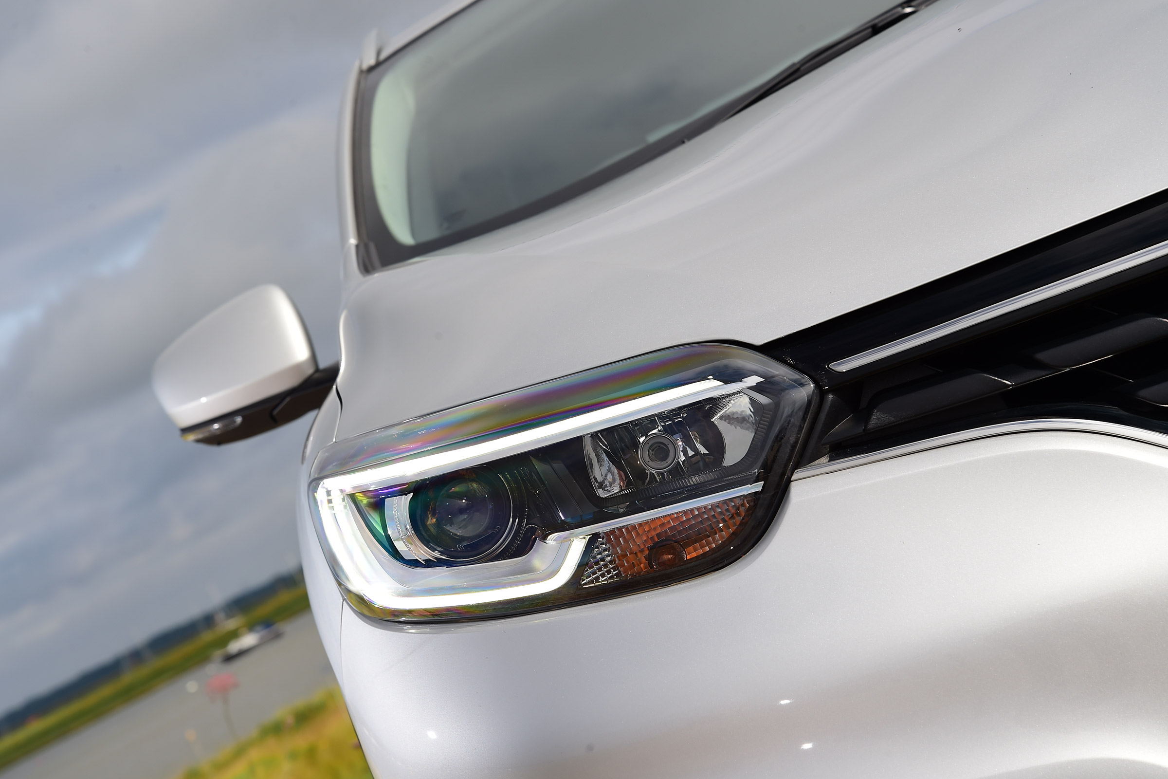 MG GS vs rivals - Renault Kadjar headlight